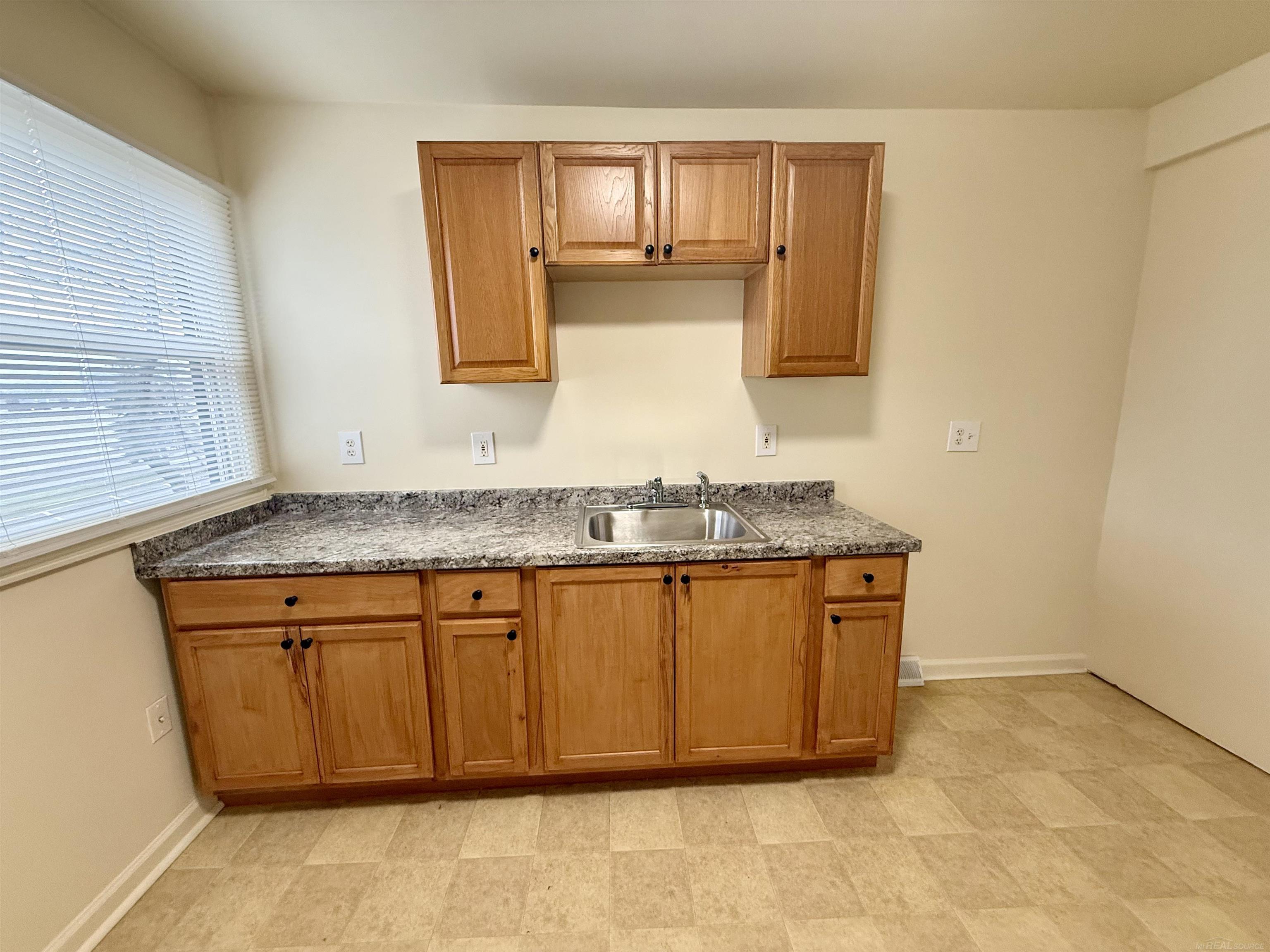 261 N Saginaw Street, Pontiac, MI, 48342