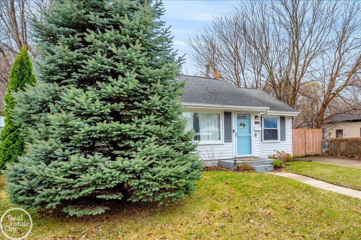 21800 Maple Avenue, Saint Clair Shores, MI, 48081