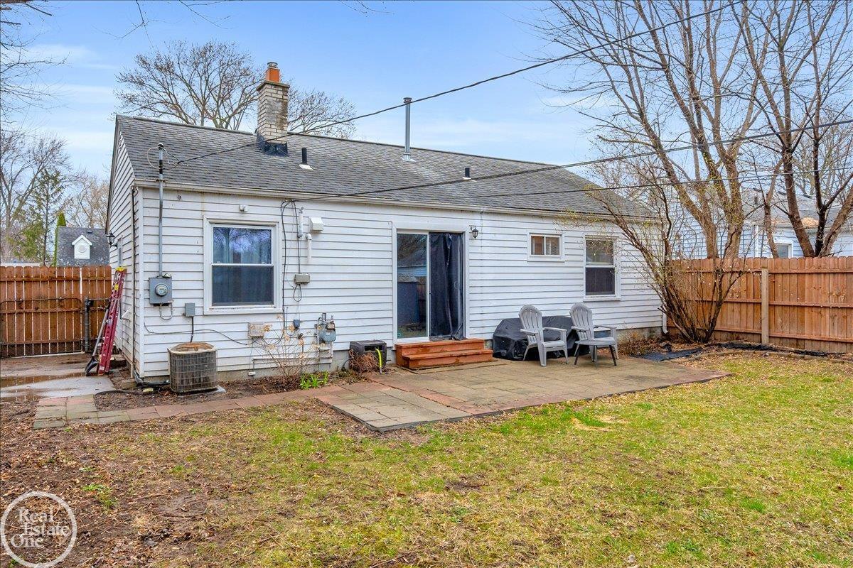 21800 Maple Avenue, Saint Clair Shores, MI, 48081