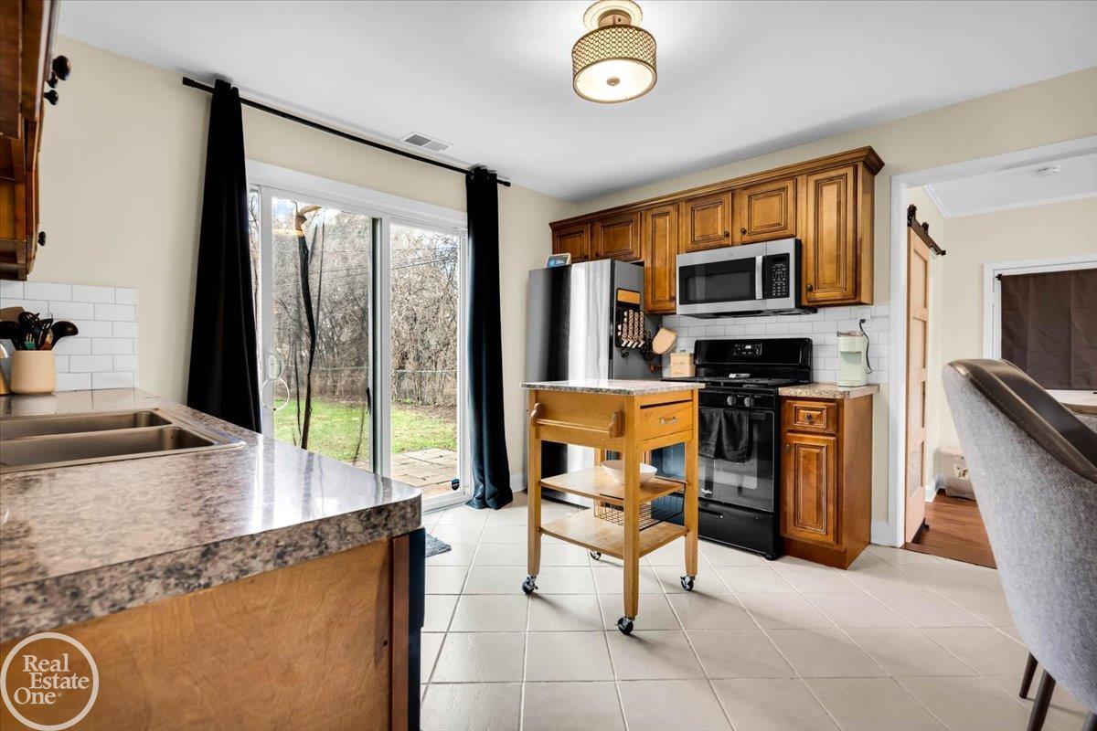 21800 Maple Avenue, Saint Clair Shores, MI, 48081