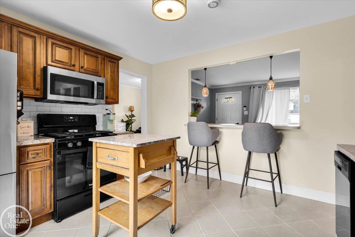 21800 Maple Avenue, Saint Clair Shores, MI, 48081