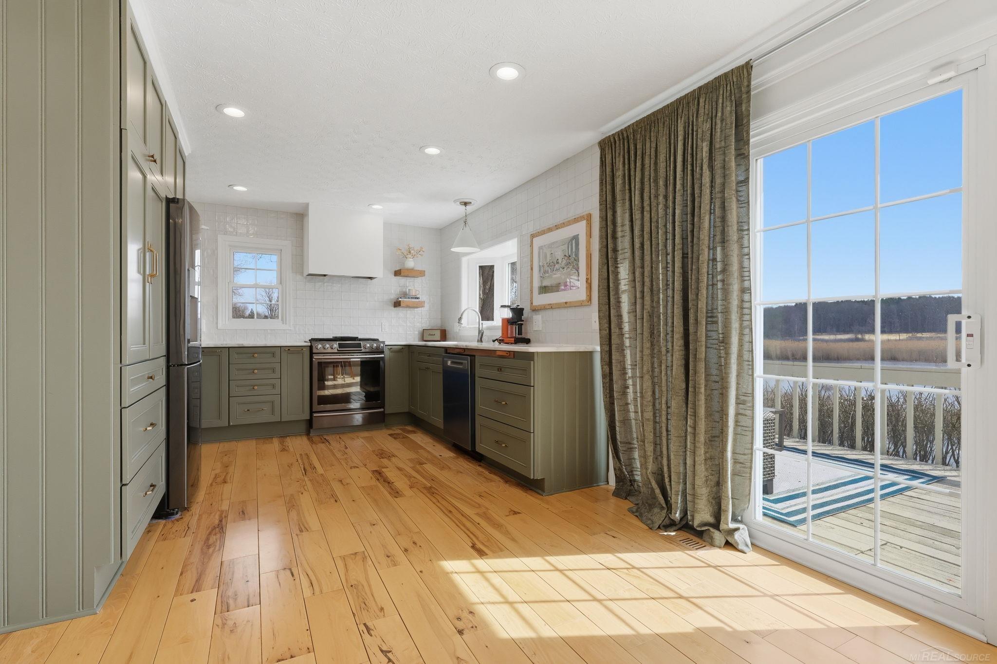 495 Lakes Edge Drive, Oxford, MI, 48371