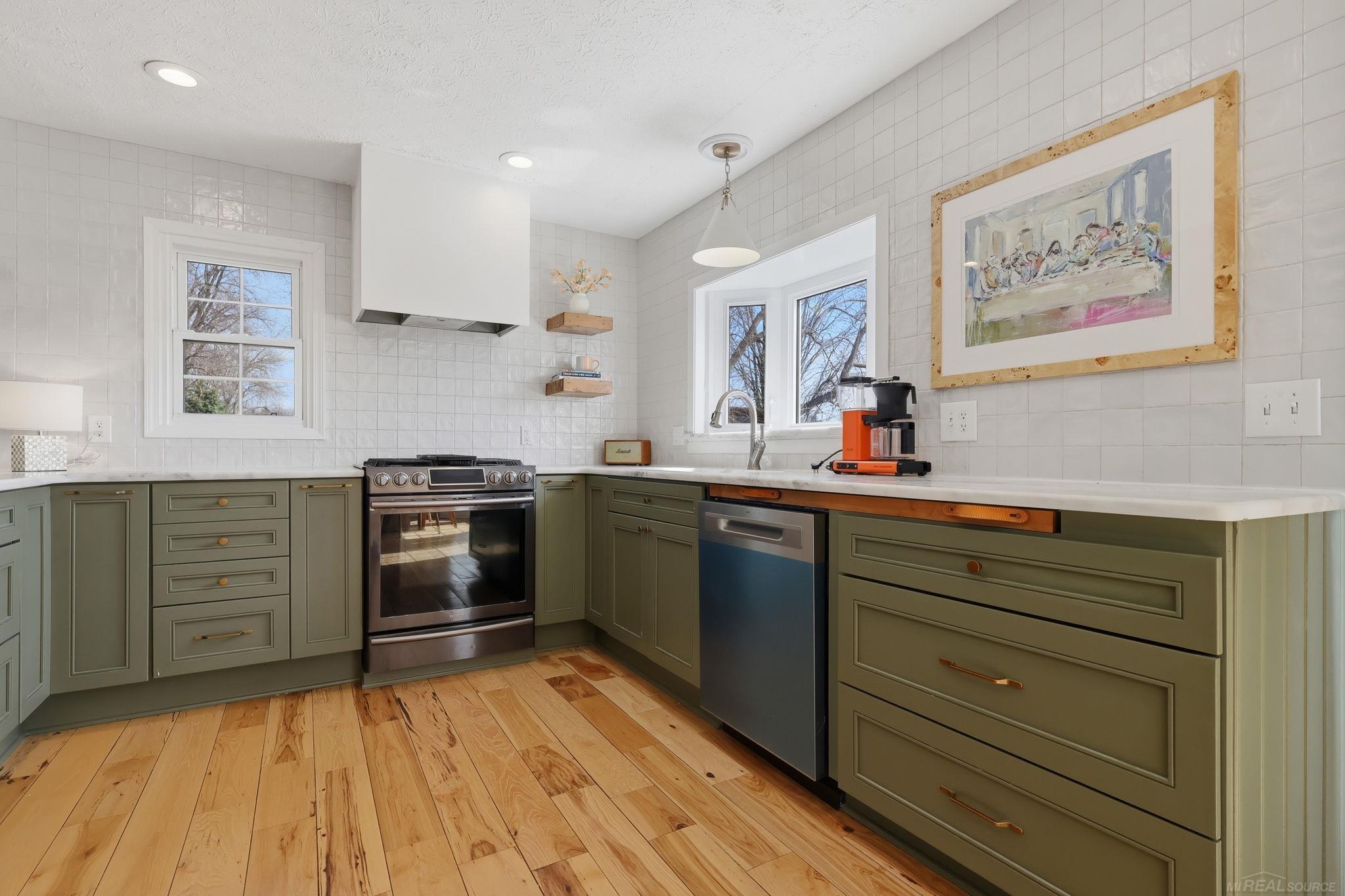 495 Lakes Edge Drive, Oxford, MI, 48371