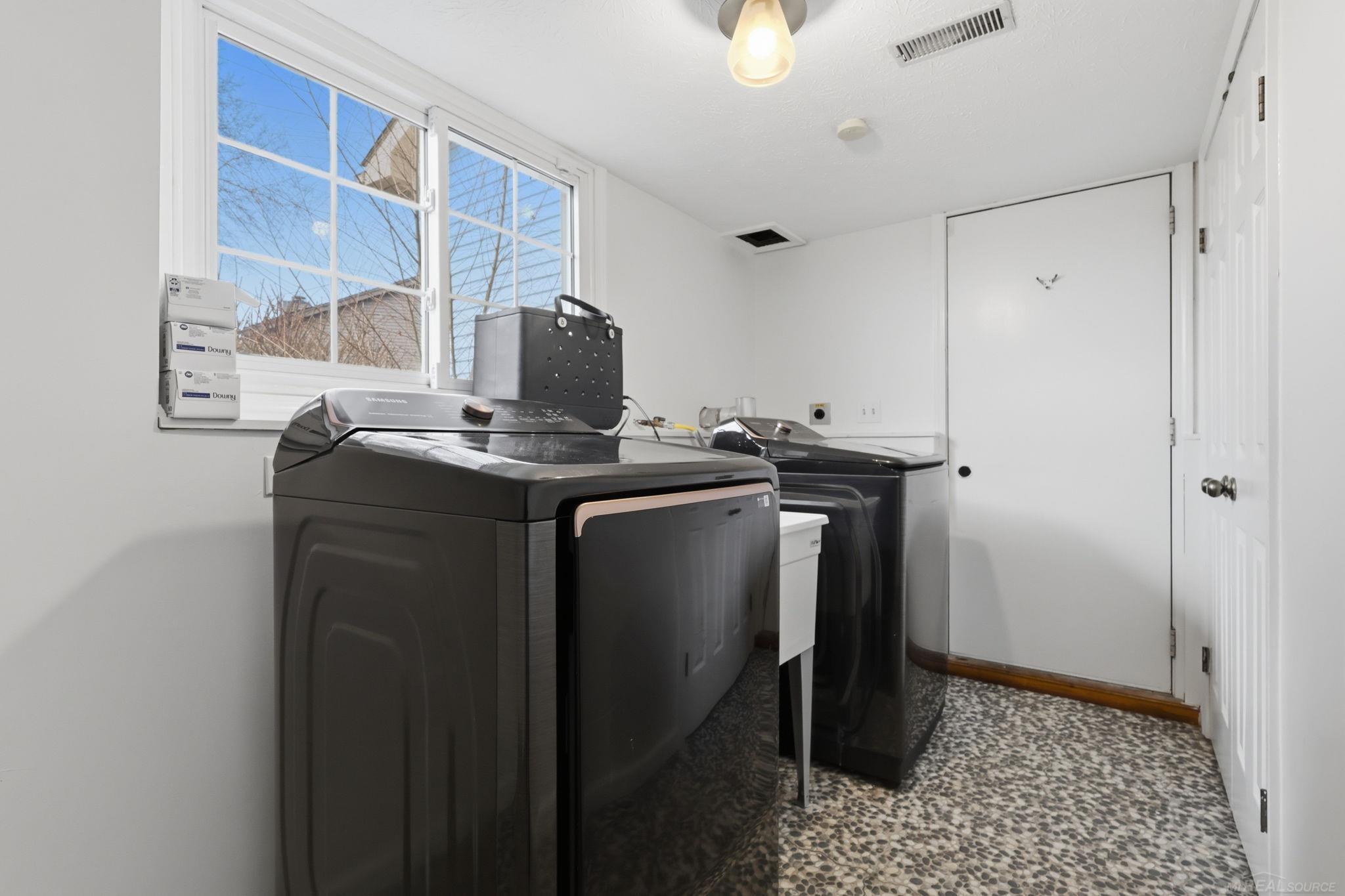 495 Lakes Edge Drive, Oxford, MI, 48371