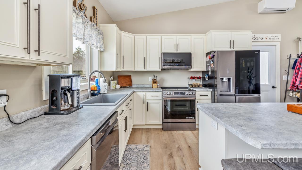 15 Wintergreen Circle, Gladstone, MI, 49837