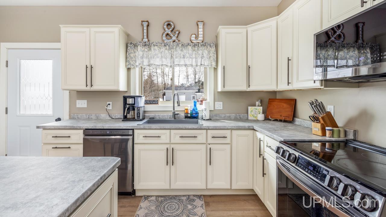 15 Wintergreen Circle, Gladstone, MI, 49837