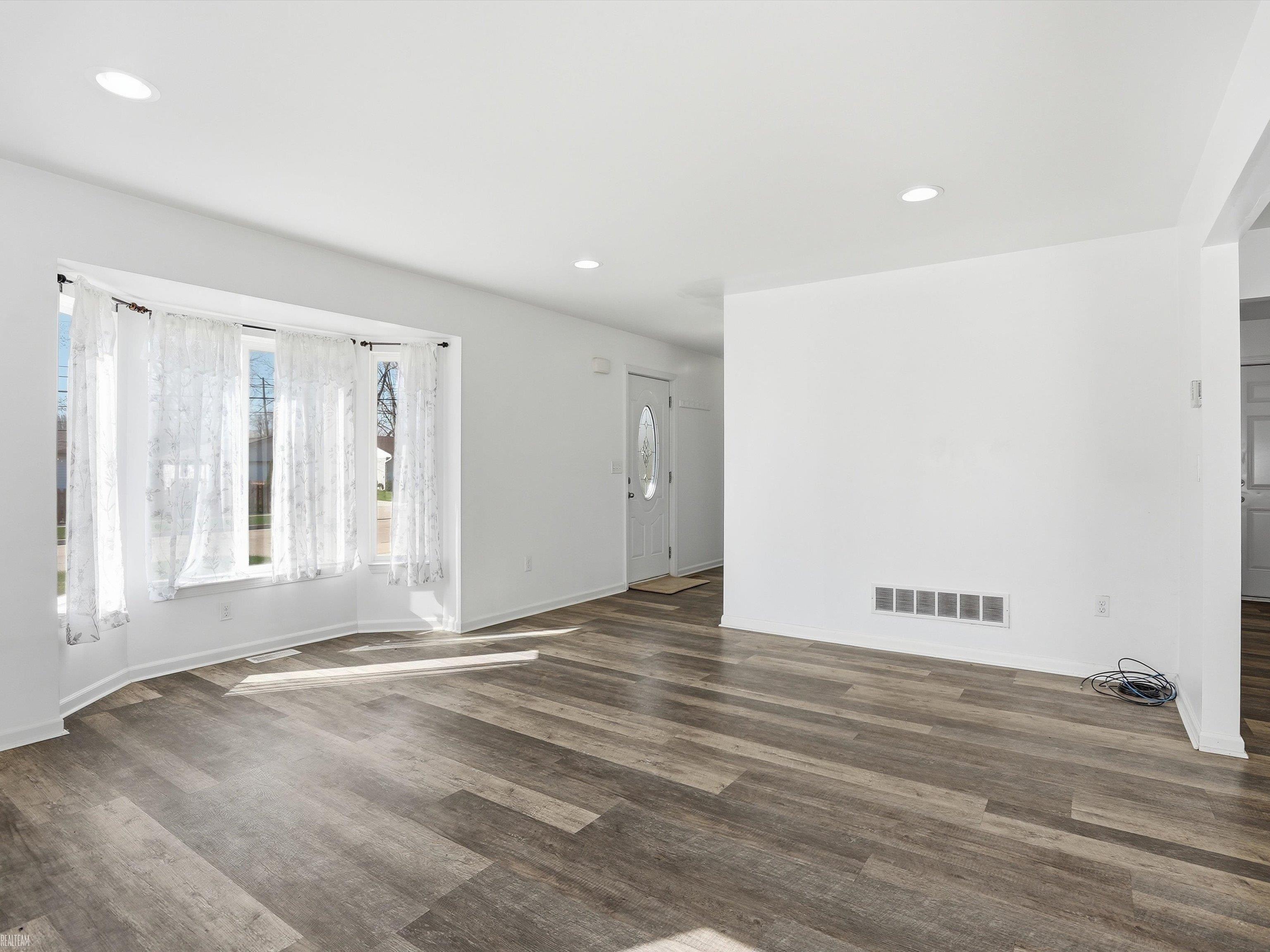 506 W Woodside Avenue, Madison Heights, MI, 48071