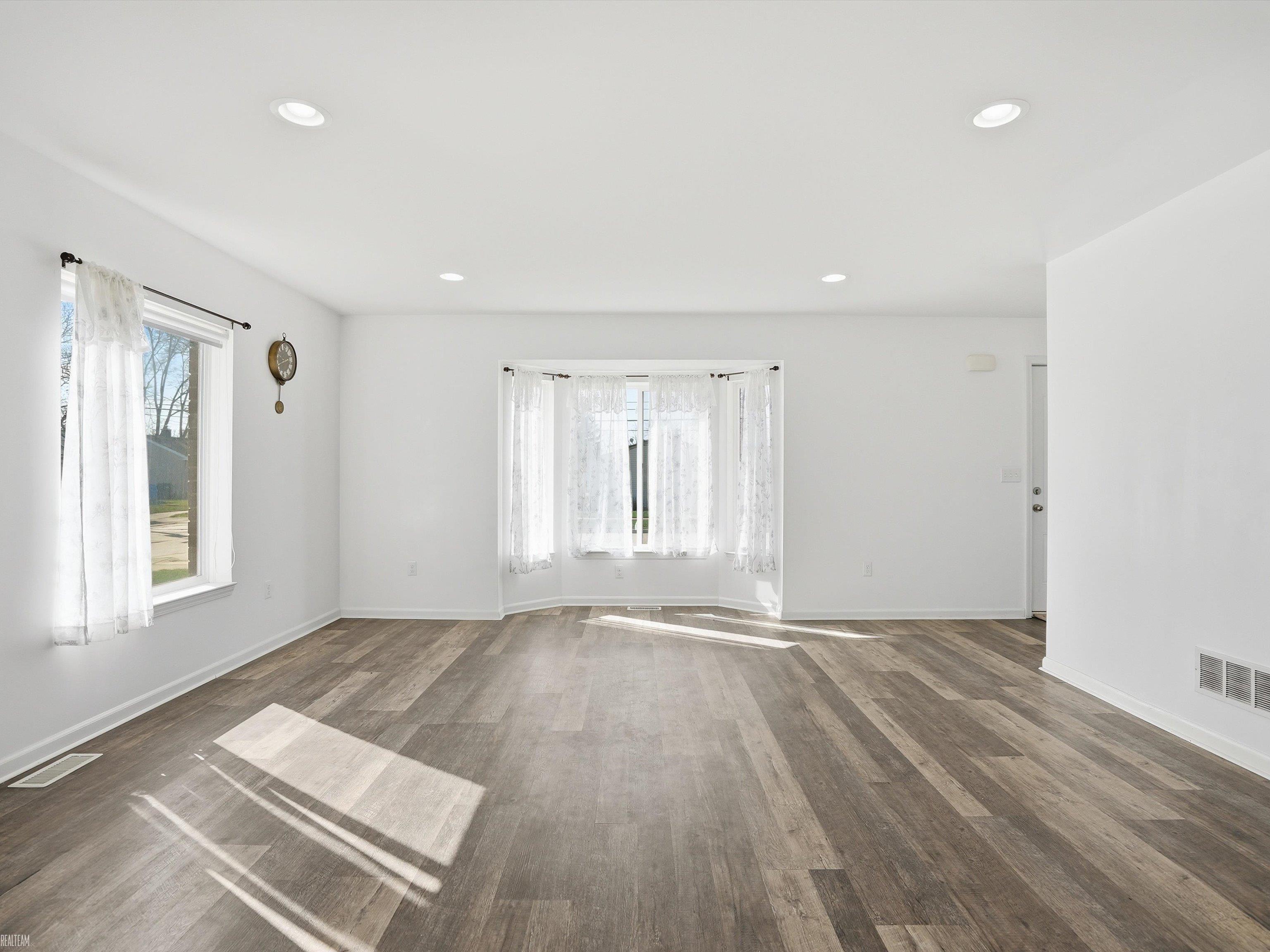 506 W Woodside Avenue, Madison Heights, MI, 48071