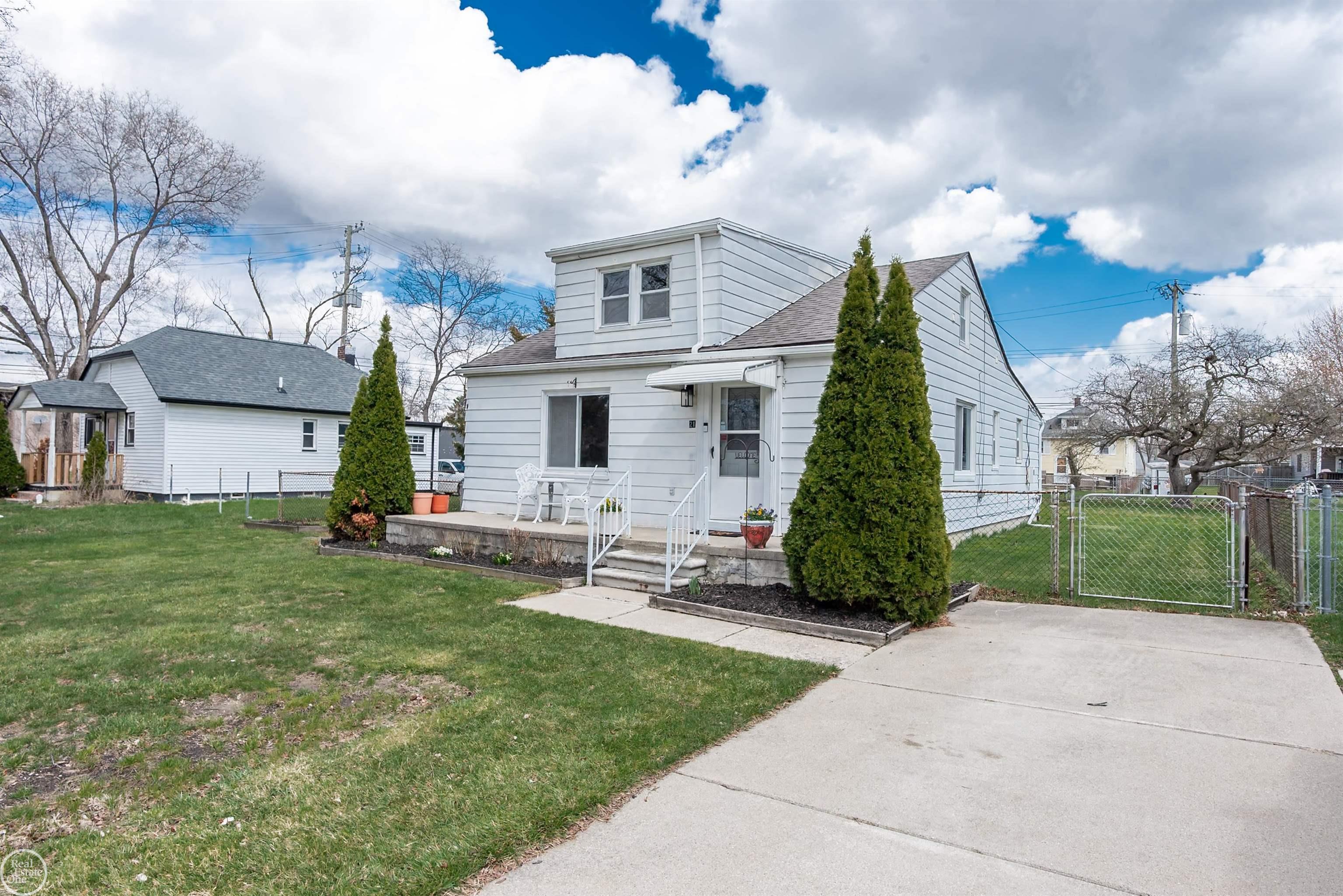 21 Logan Street, Mount Clemens, MI, 48043