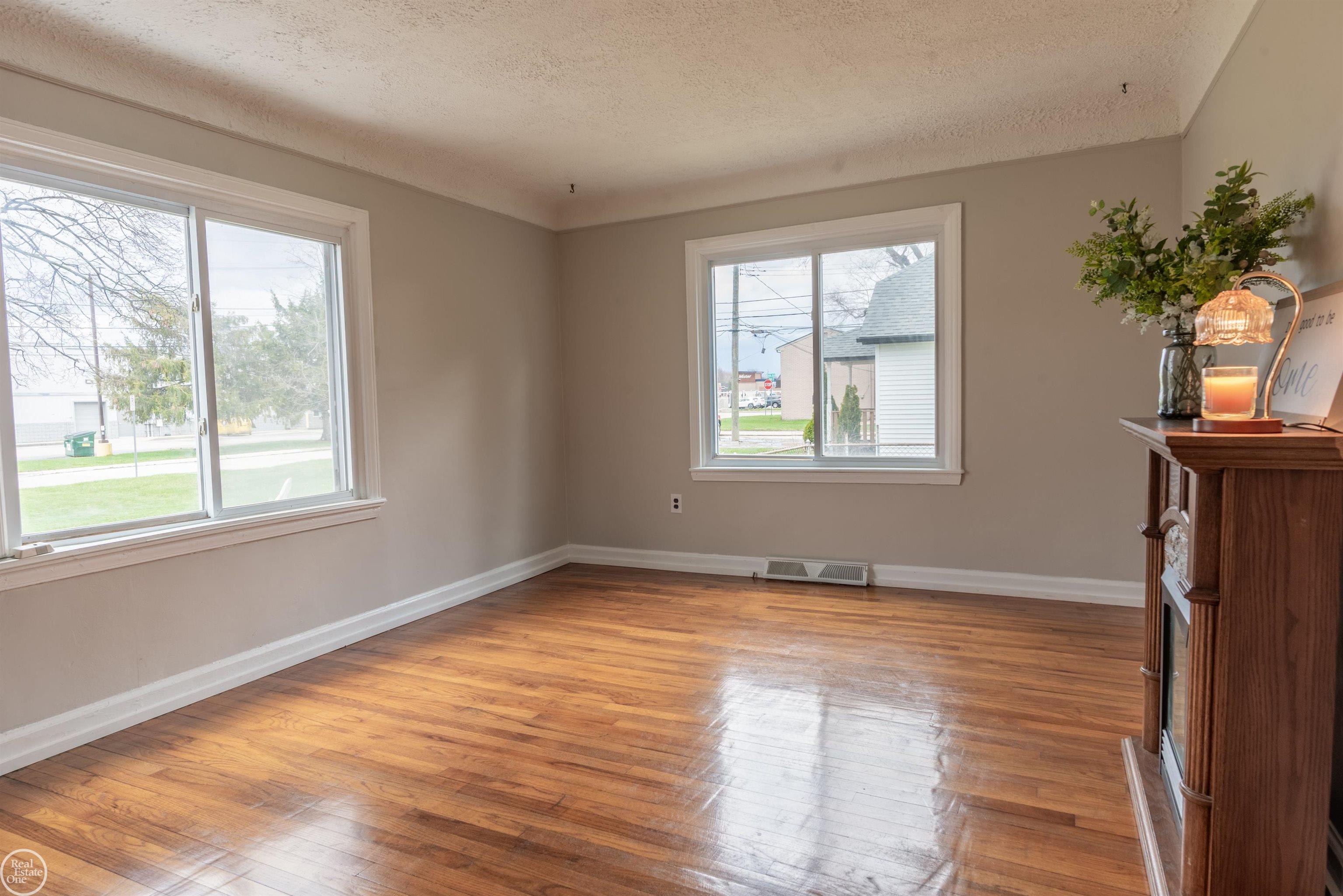 21 Logan Street, Mount Clemens, MI, 48043