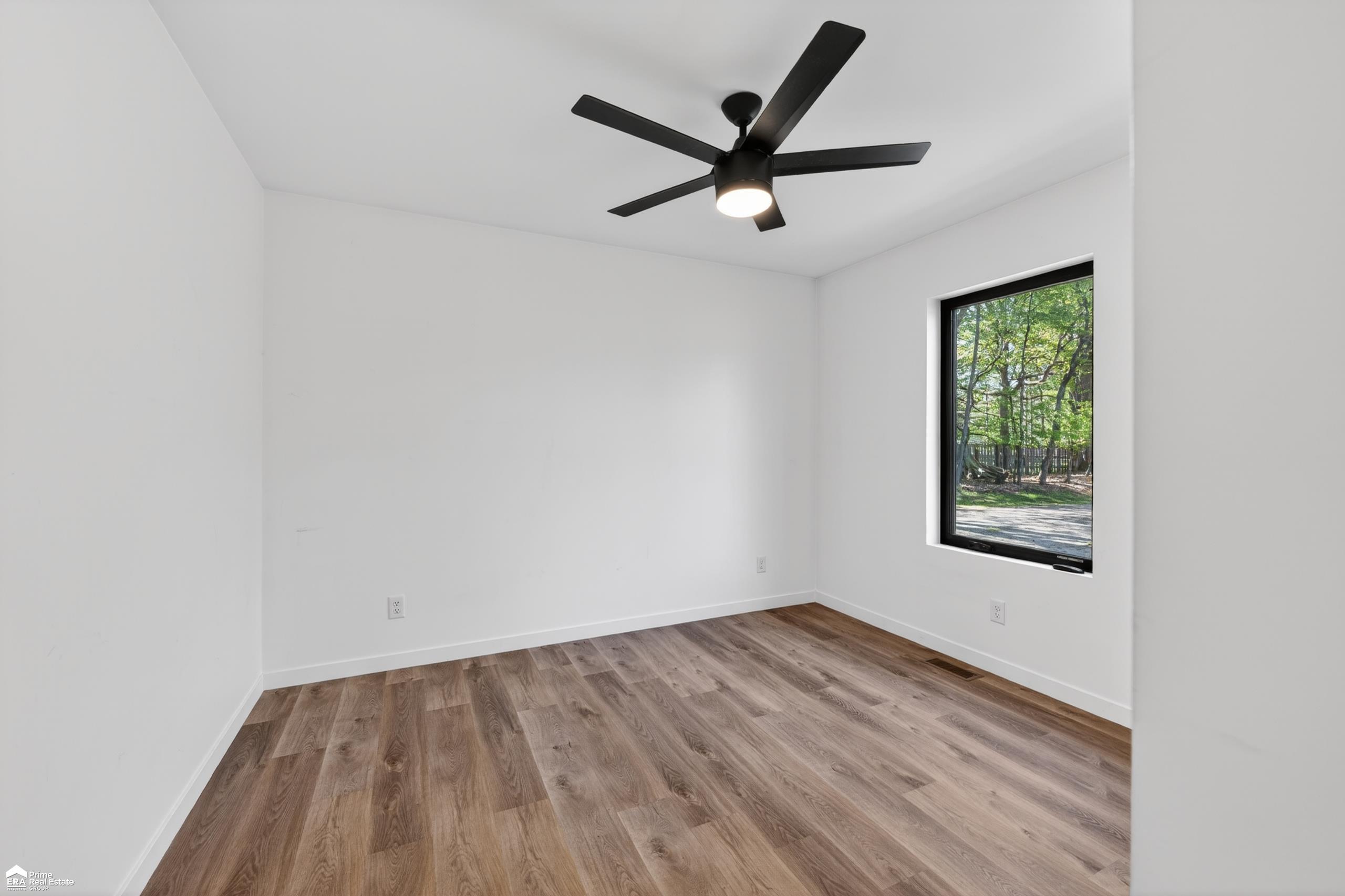 5881 Lake Crest Drive photo 12