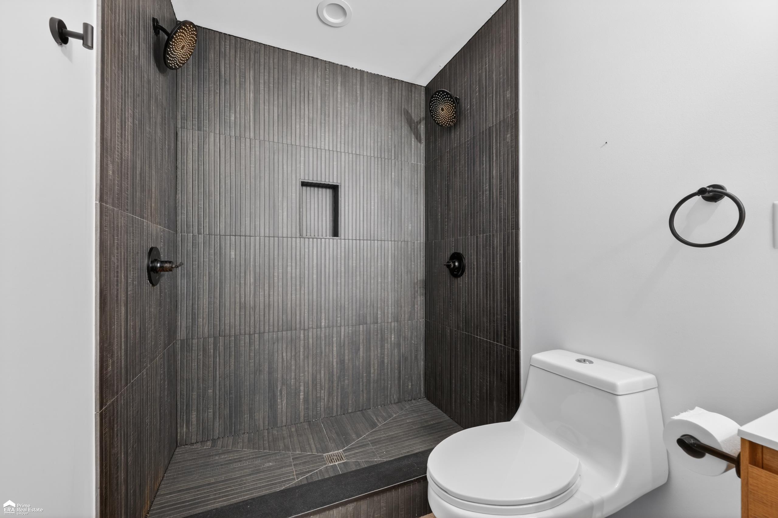 5881 Lake Crest Drive photo 7