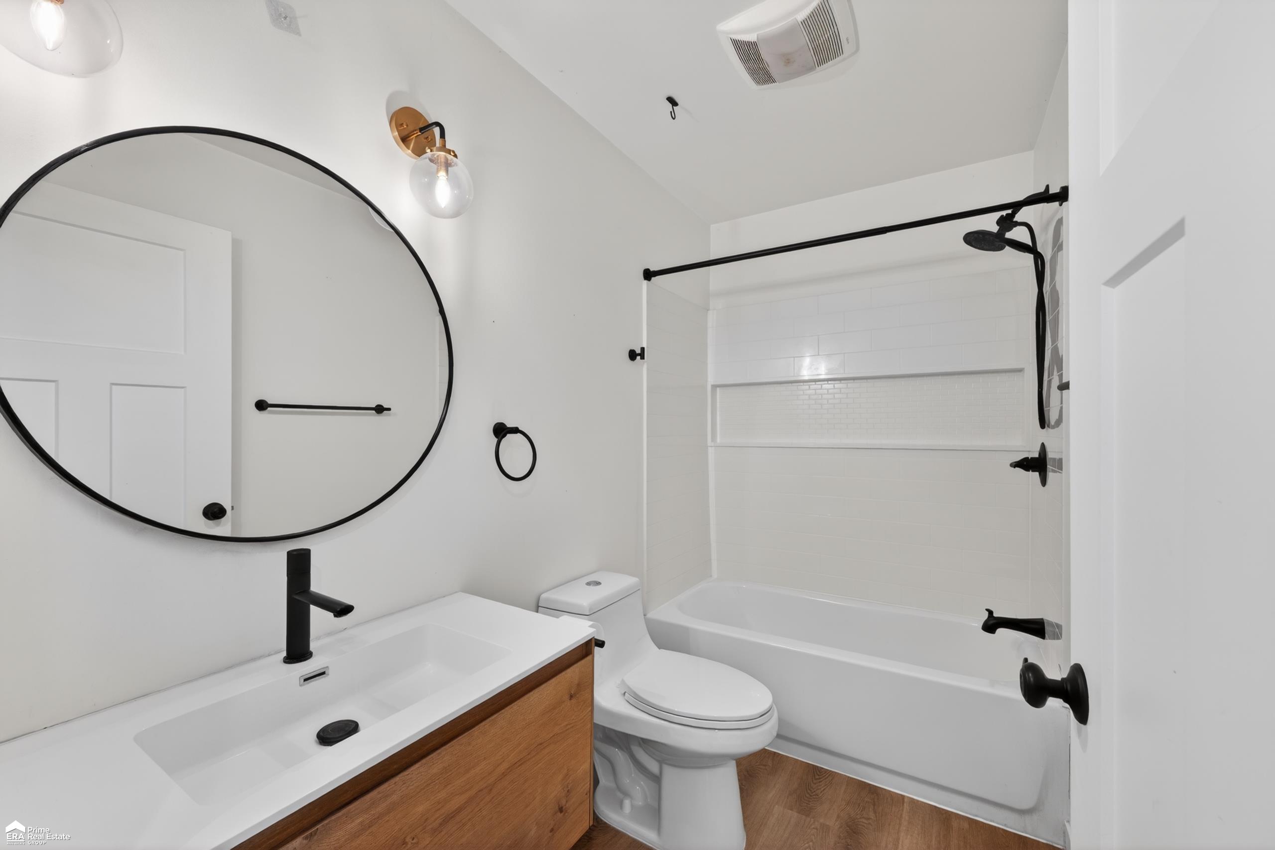 5881 Lake Crest Drive photo 9