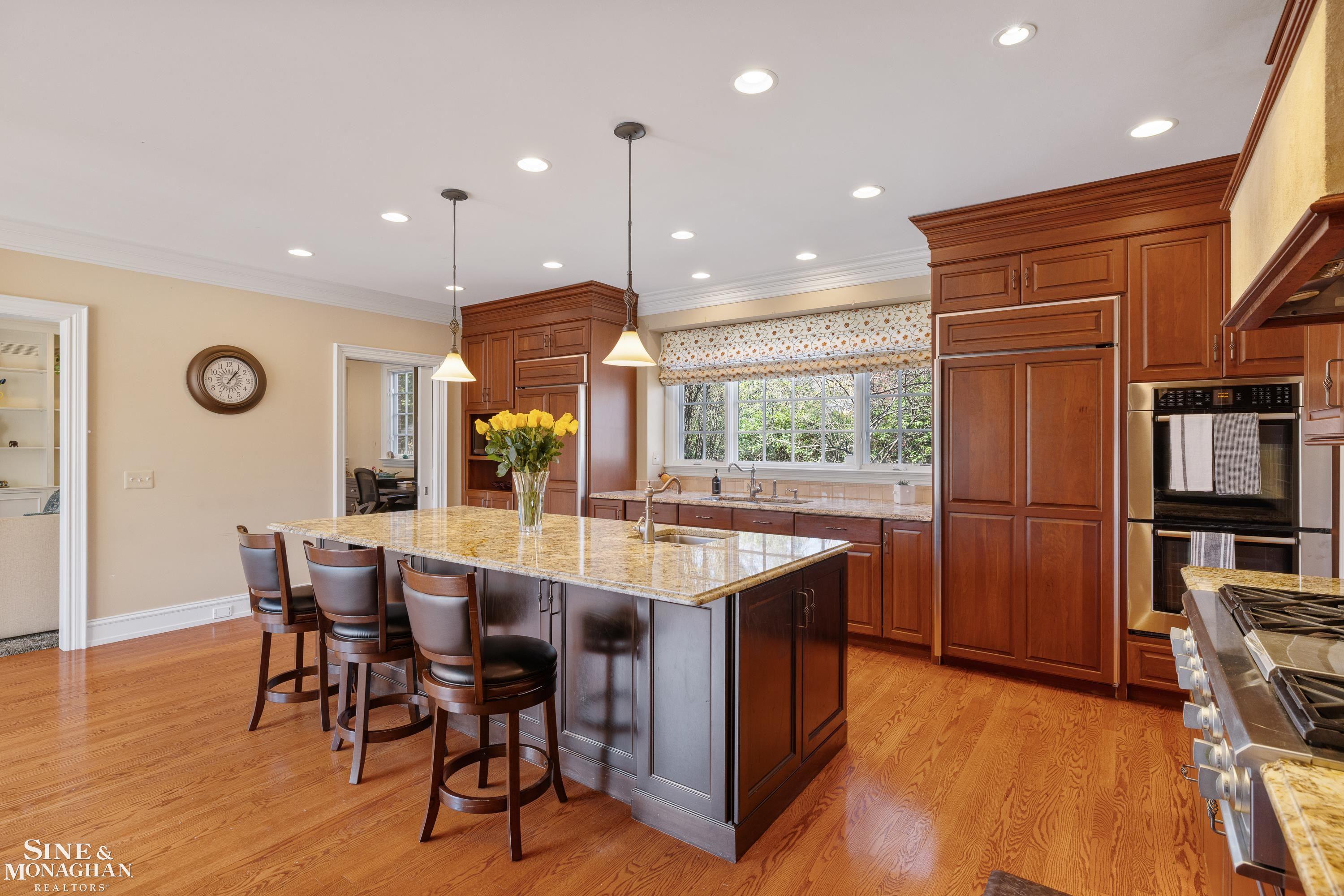 521 Oxford Road, Grosse Pointe Woods, MI, 48236