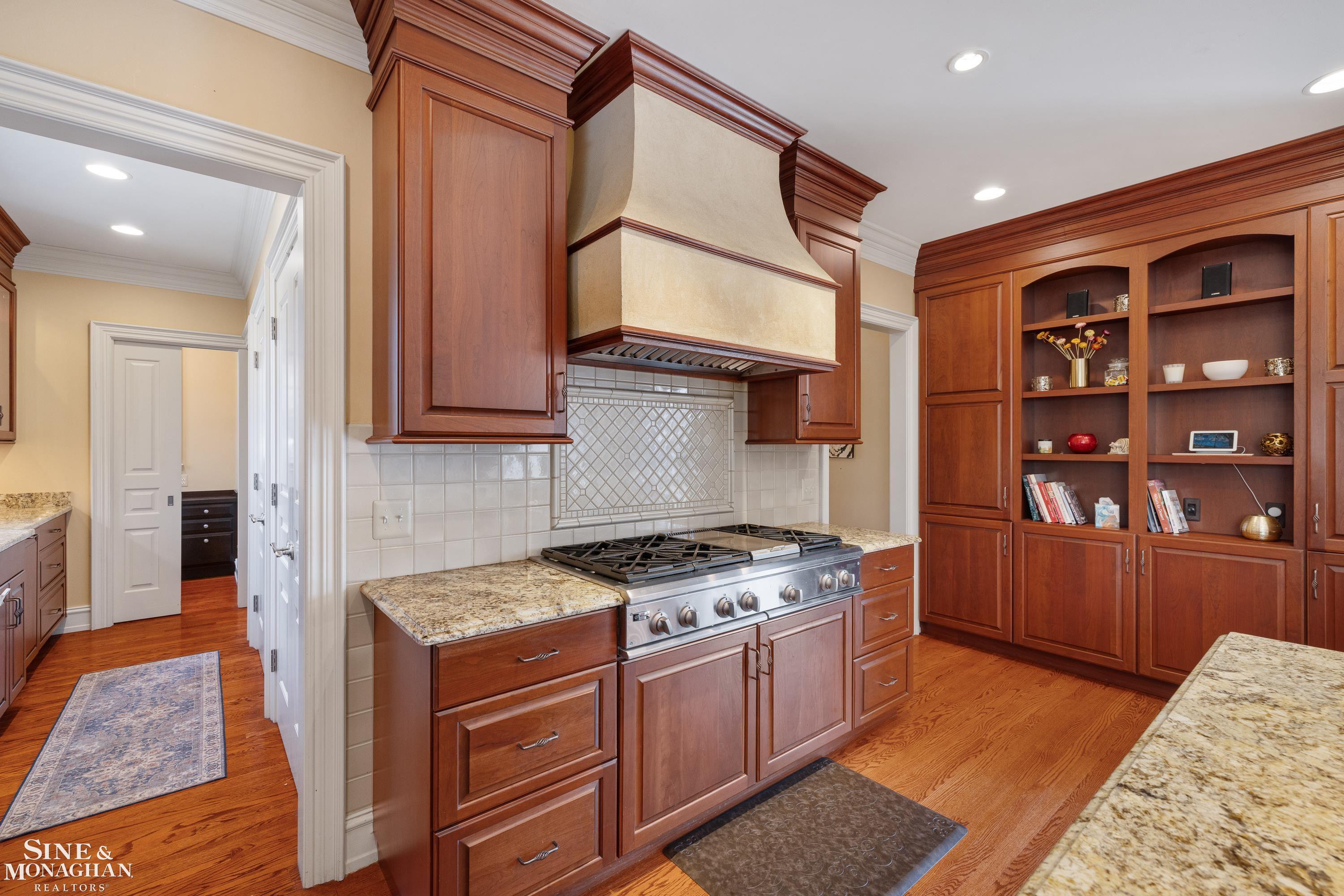 521 Oxford Road, Grosse Pointe Woods, MI, 48236