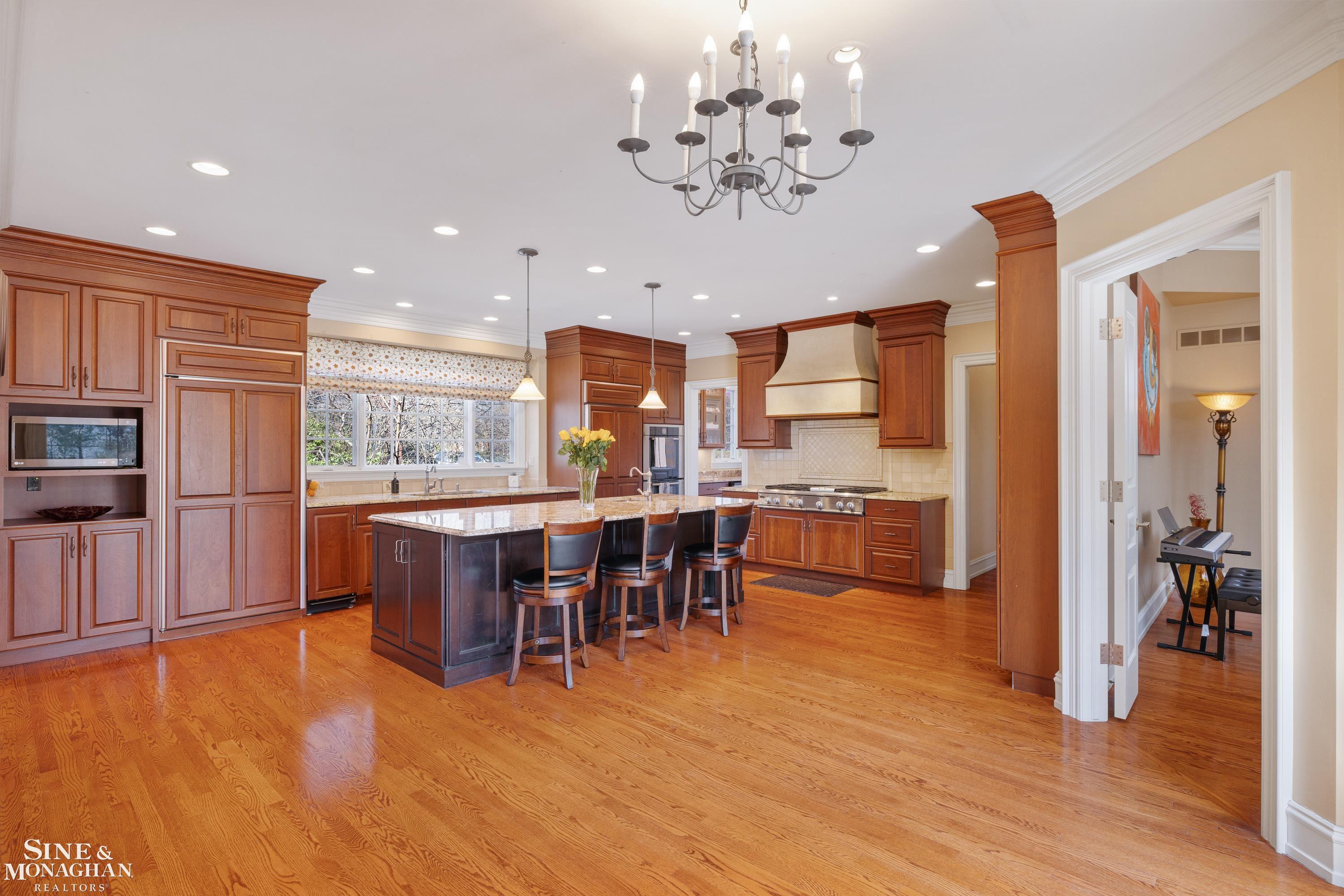 521 Oxford Road, Grosse Pointe Woods, MI, 48236