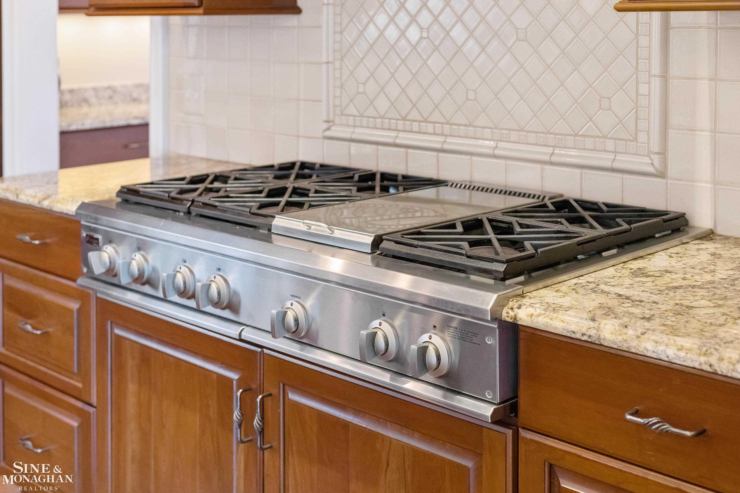 521 Oxford Road, Grosse Pointe Woods, MI, 48236