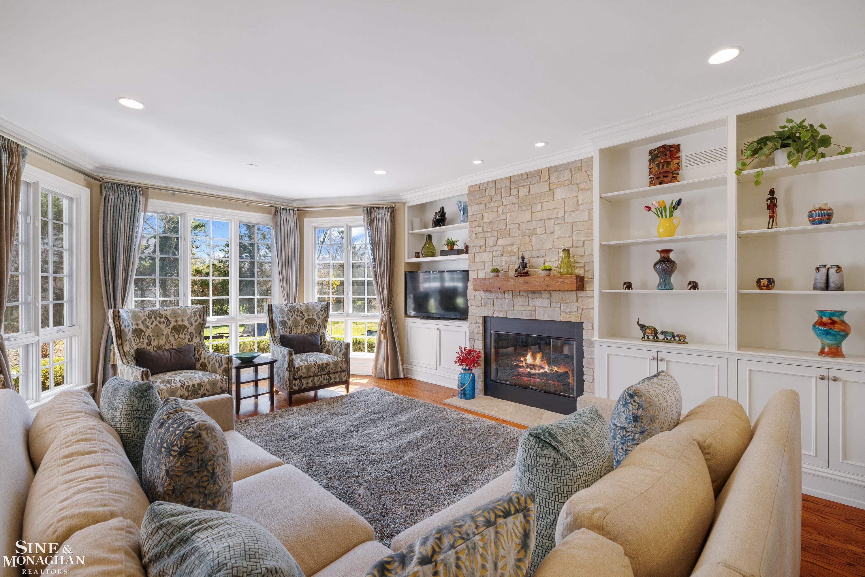 521 Oxford Road, Grosse Pointe Woods, MI, 48236