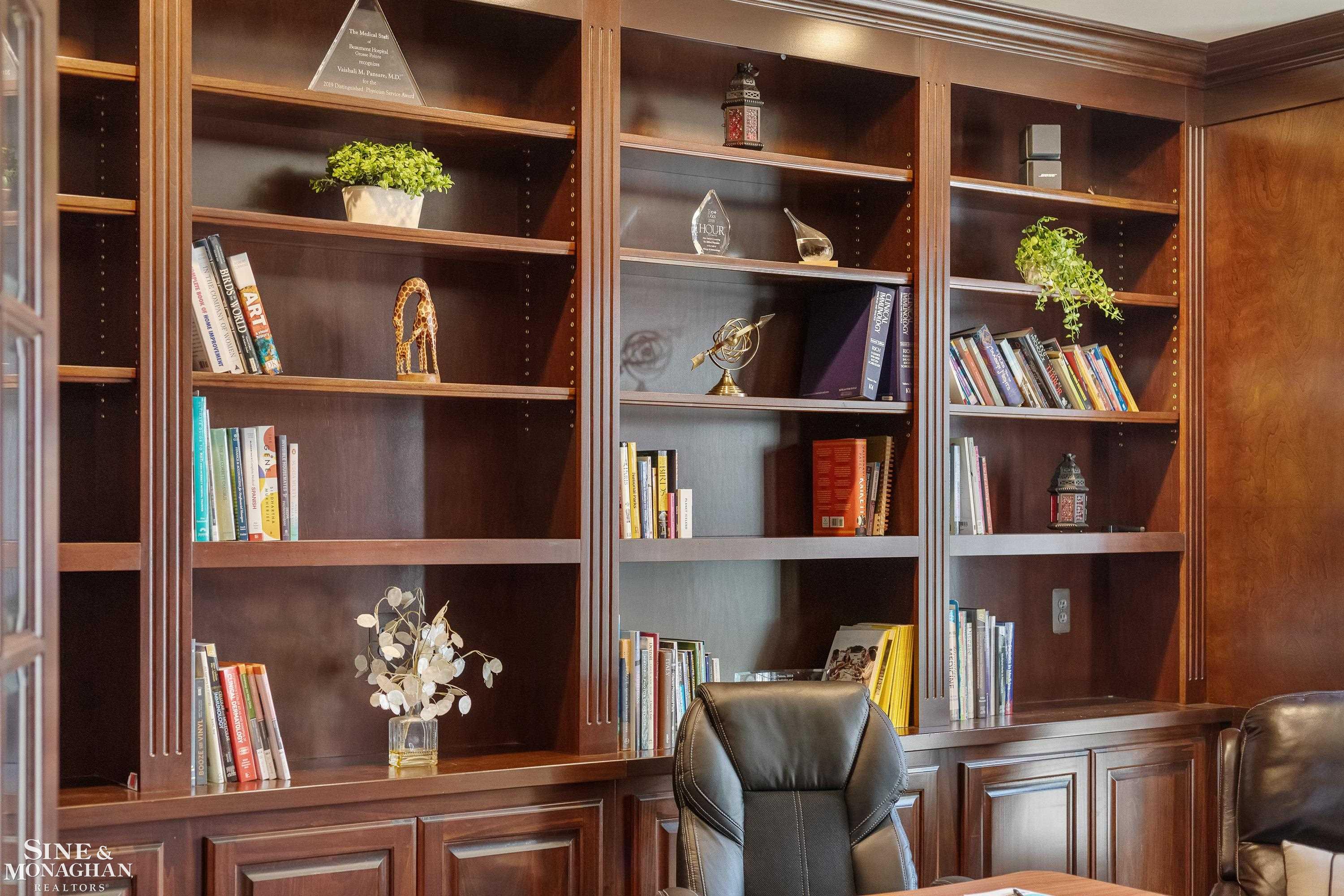 521 Oxford Road, Grosse Pointe Woods, MI, 48236