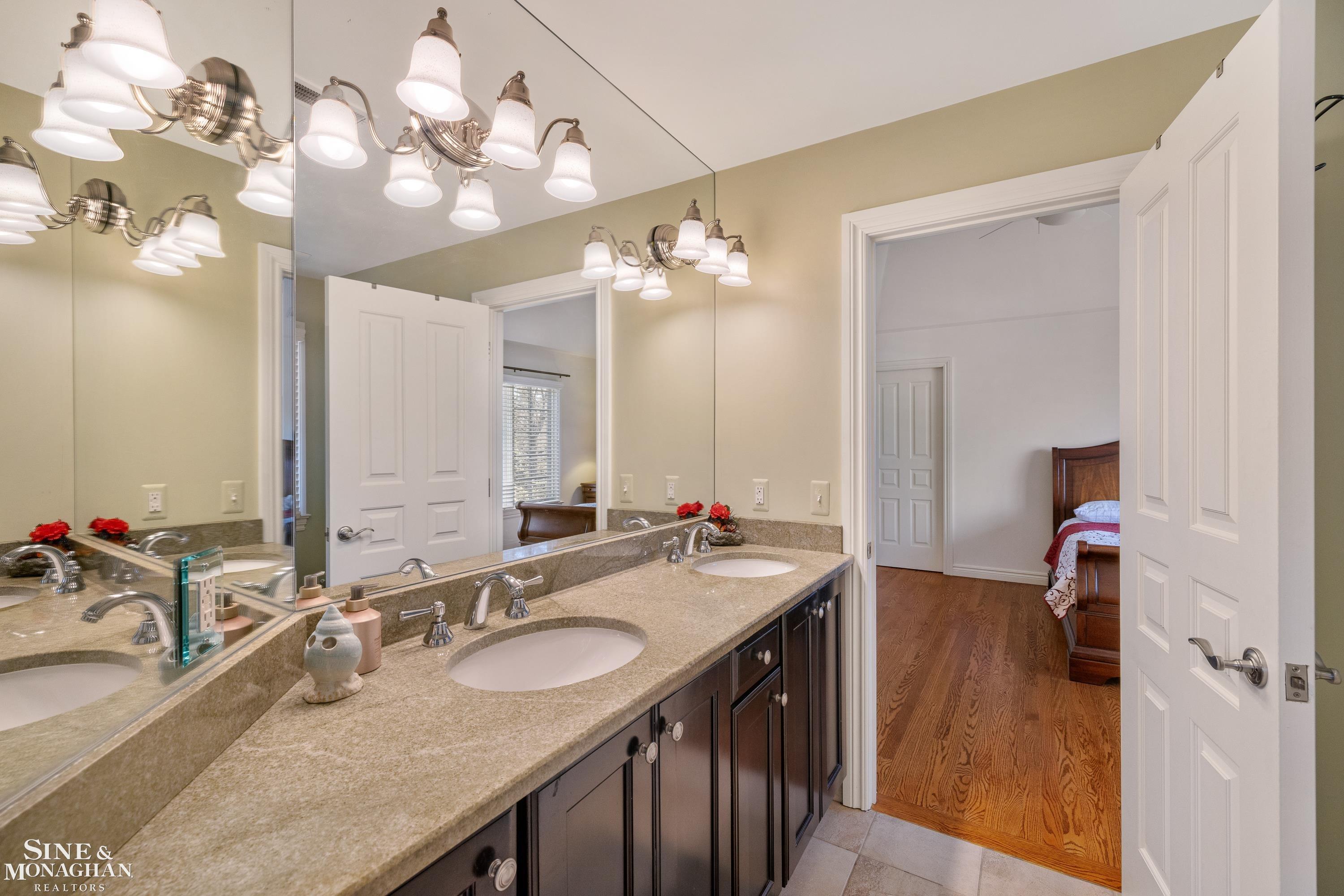 521 Oxford Road, Grosse Pointe Woods, MI, 48236