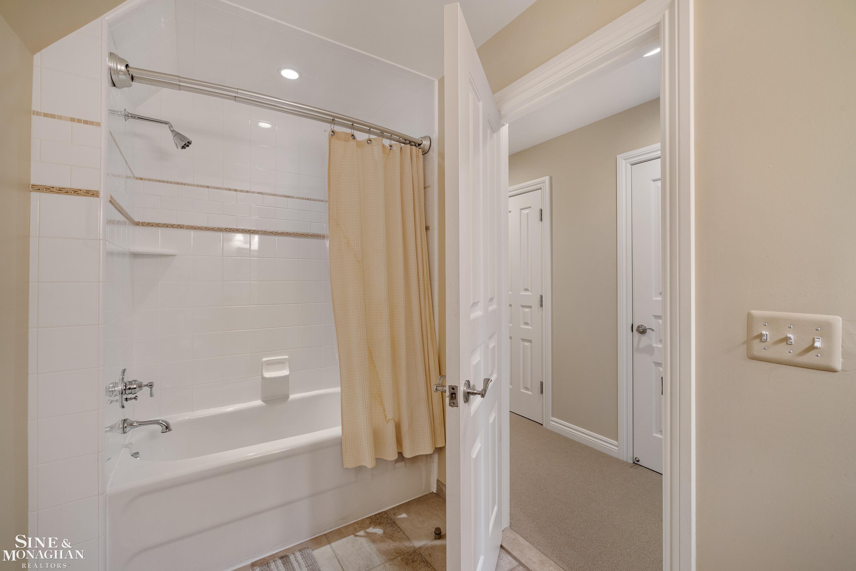 521 Oxford Road, Grosse Pointe Woods, MI, 48236