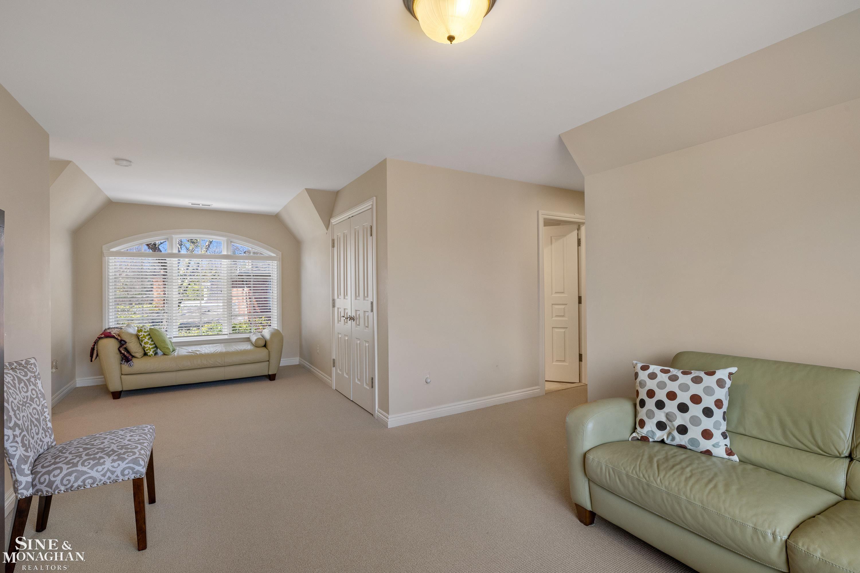 521 Oxford Road, Grosse Pointe Woods, MI, 48236