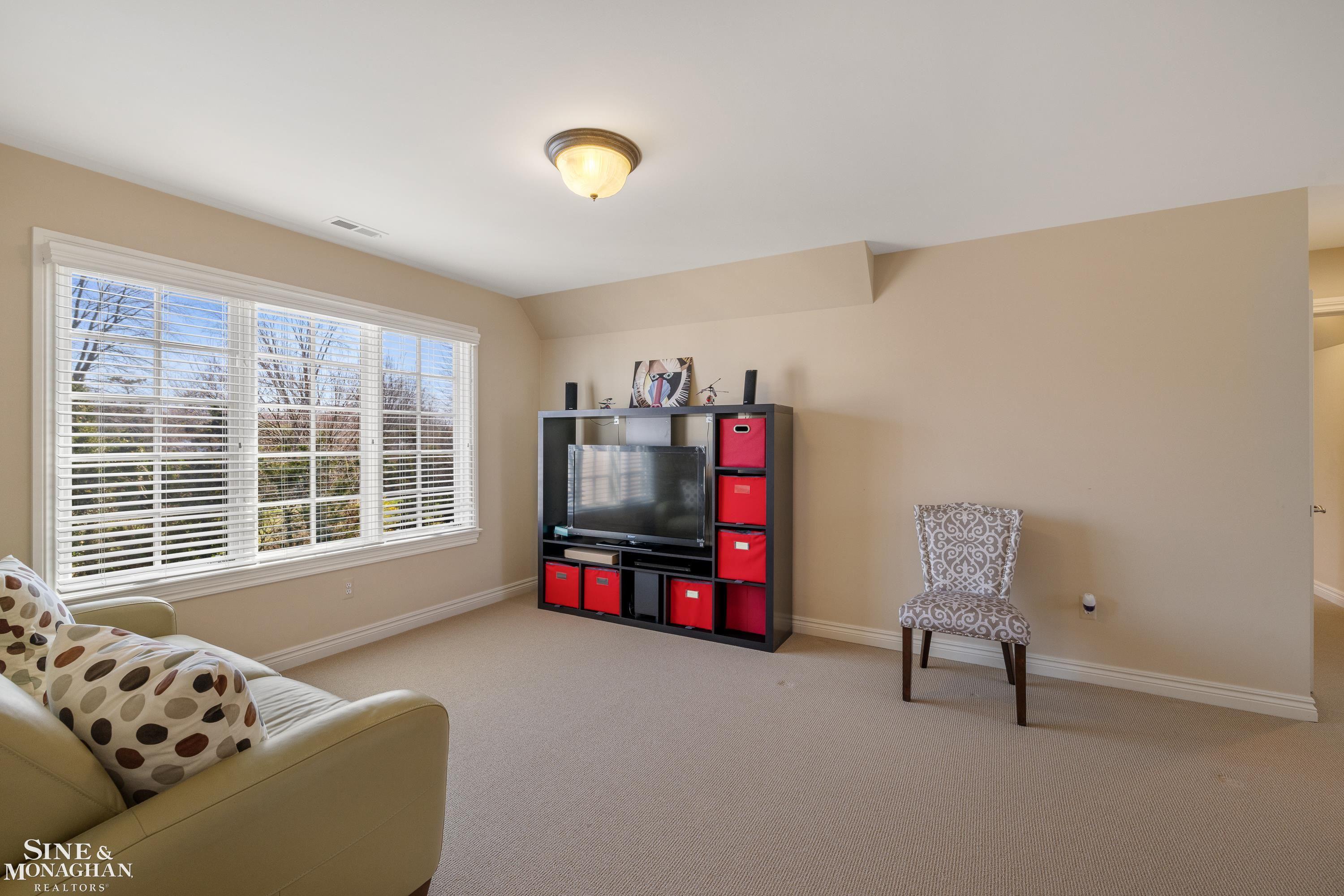 521 Oxford Road, Grosse Pointe Woods, MI, 48236