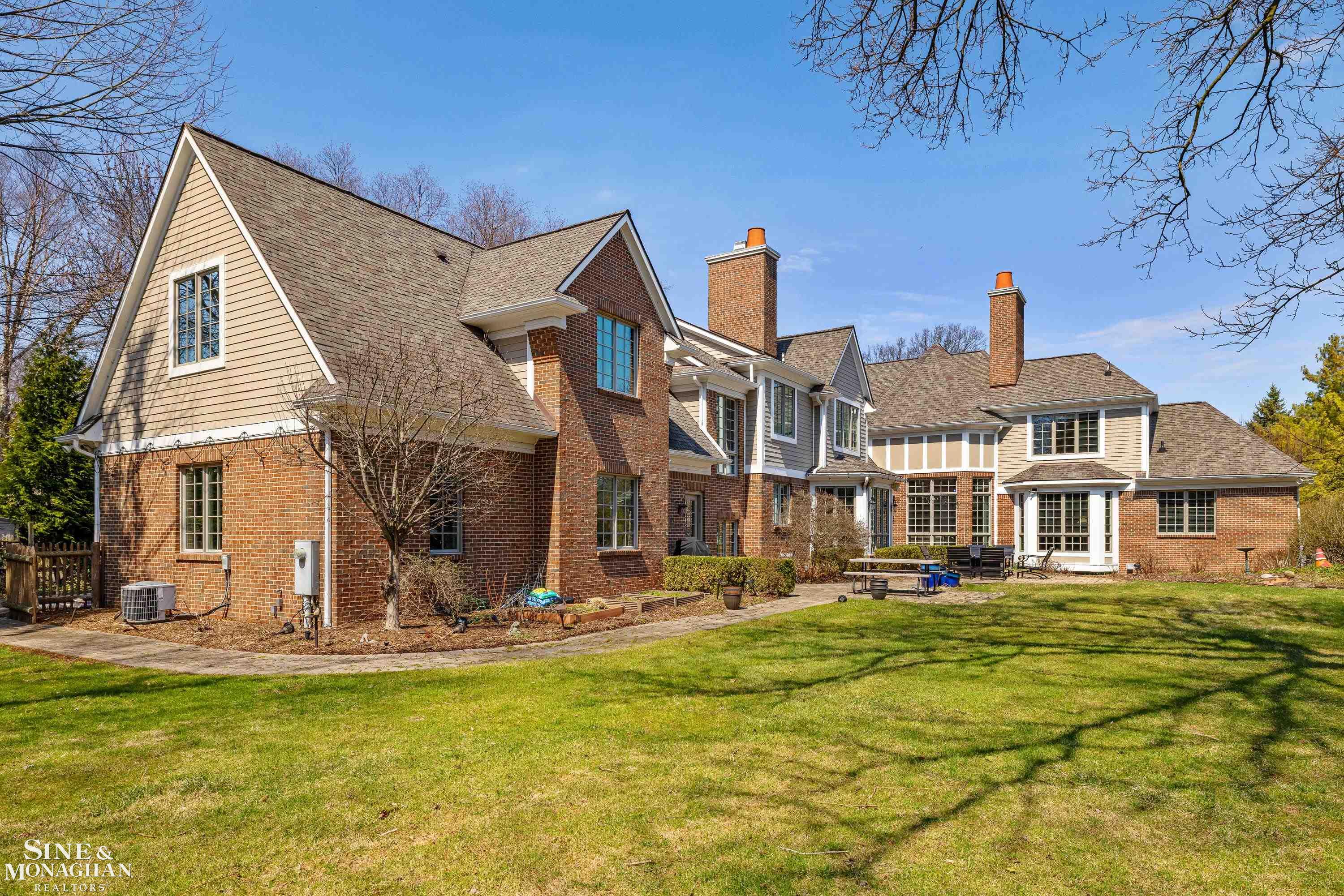 521 Oxford Road, Grosse Pointe Woods, MI, 48236