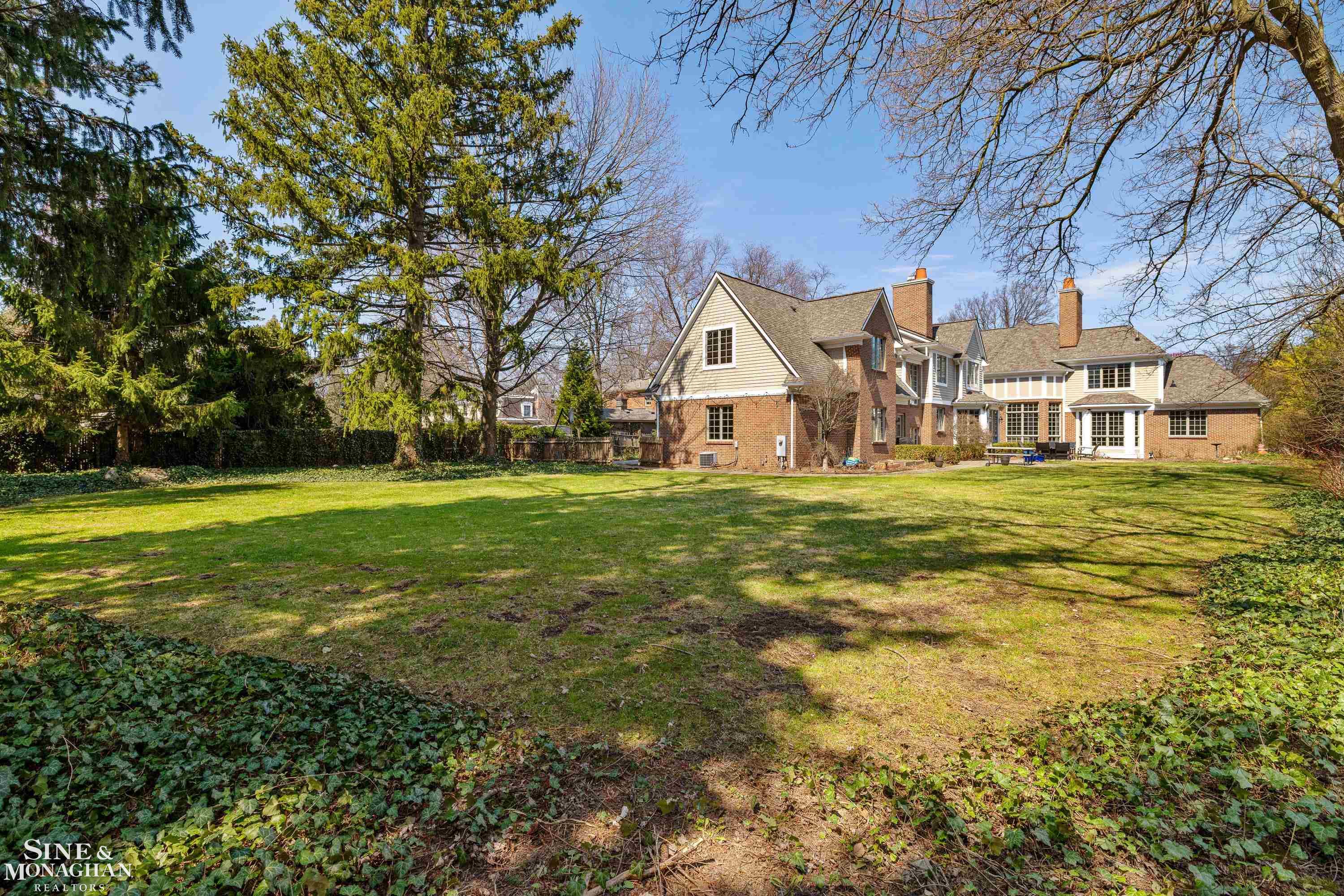 521 Oxford Road, Grosse Pointe Woods, MI, 48236