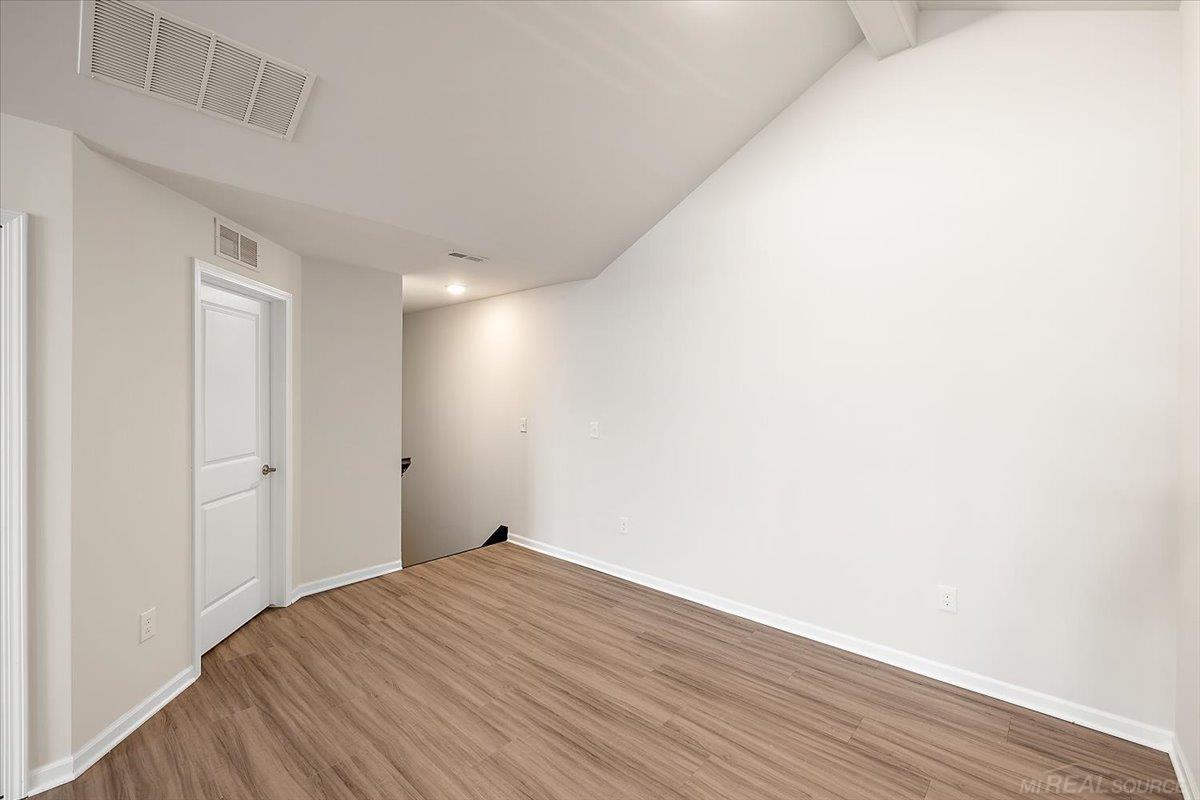 Listing Photo 4 - Condo for sale in building located at 8292 Heywood Cir, SterlingHeightsCity_Macomb, MI 48312