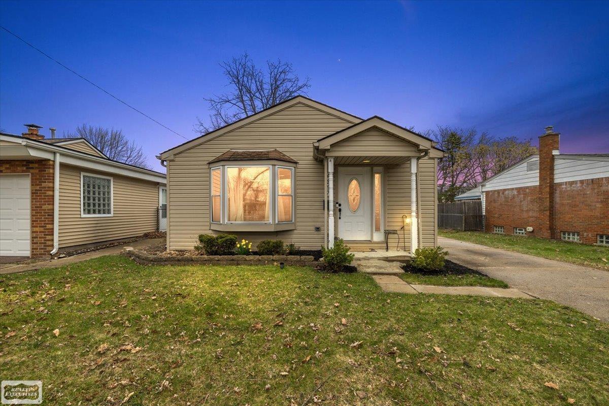 22617 Detour Street, Saint Clair Shores, MI, 48082