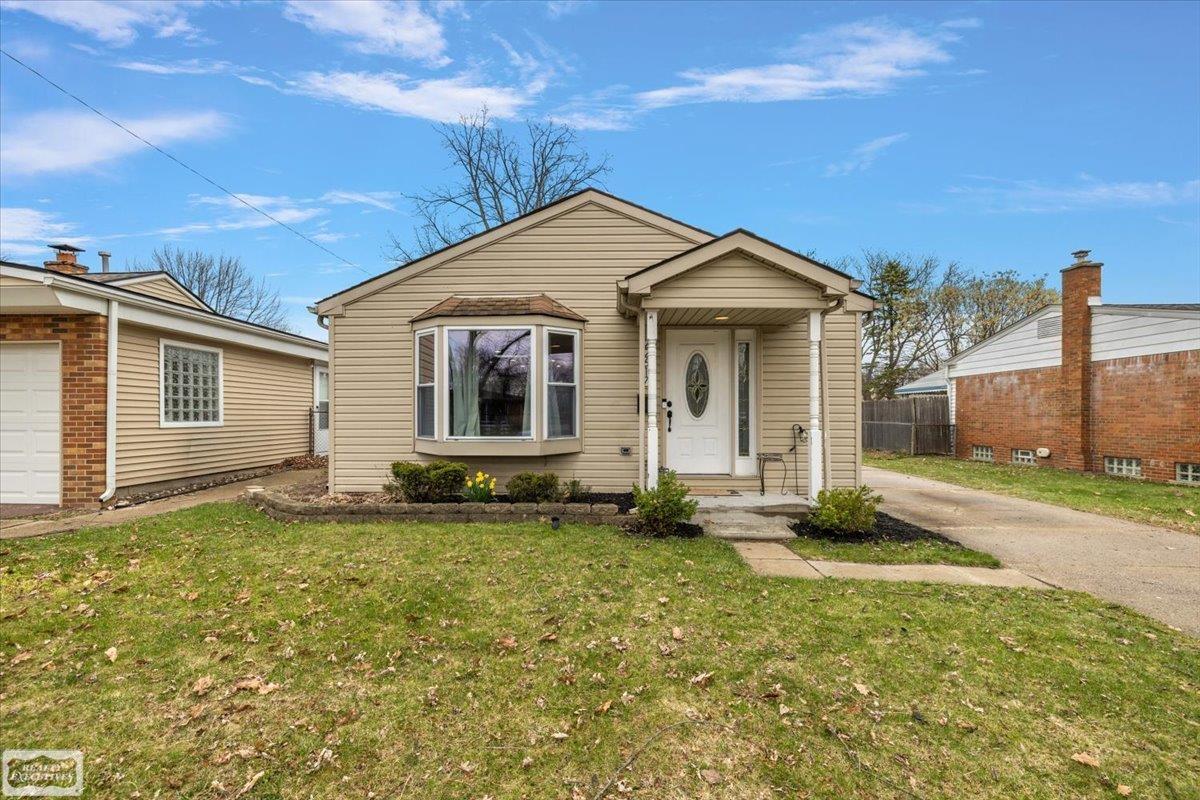 22617 Detour Street, Saint Clair Shores, MI, 48082