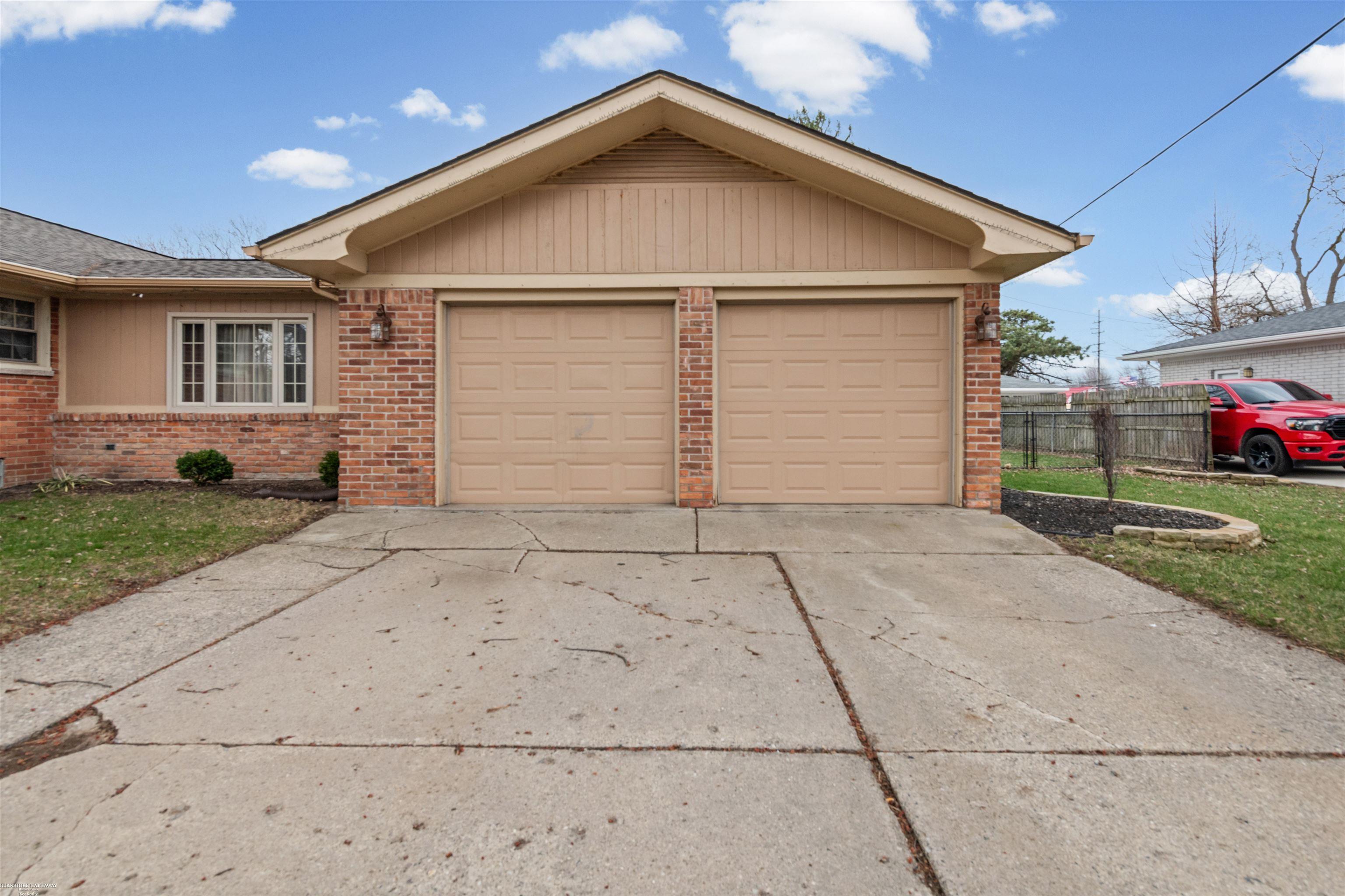 25312 Saint Christopher St Street, Harrison Twp, MI, 48045