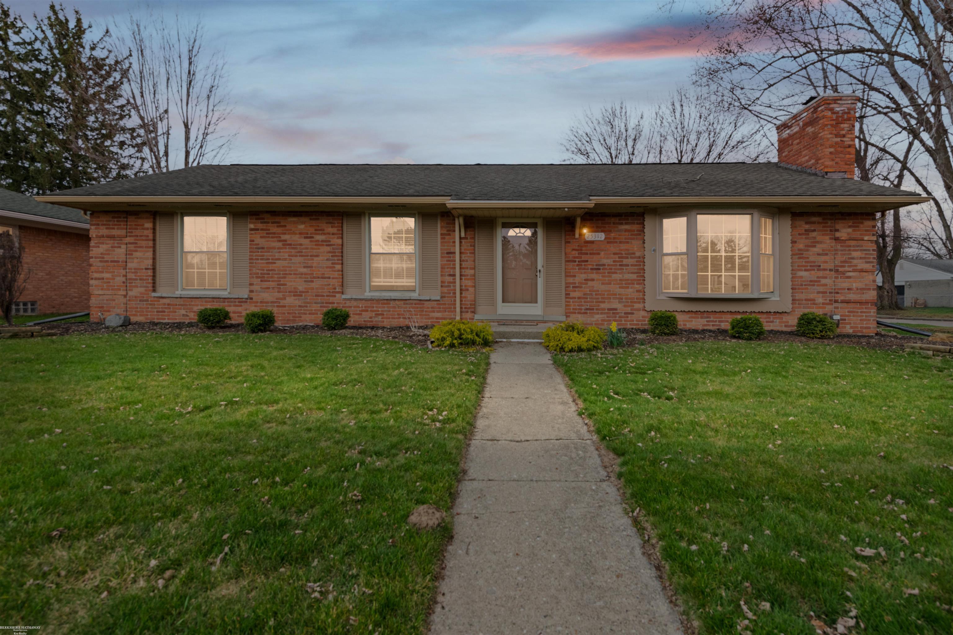 25312 Saint Christopher St Street, Harrison Twp, MI, 48045