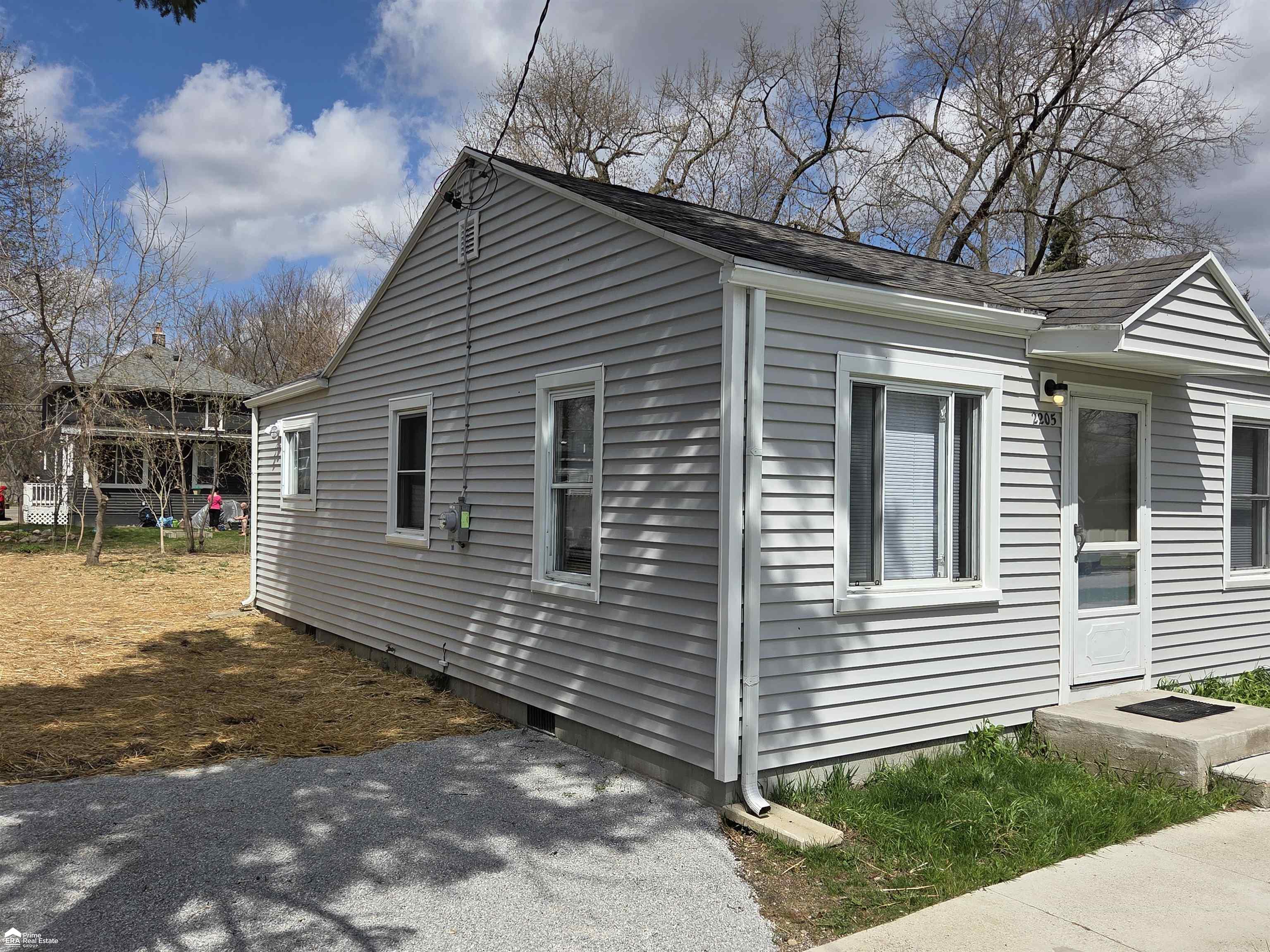 2205 E Whittemore AVE