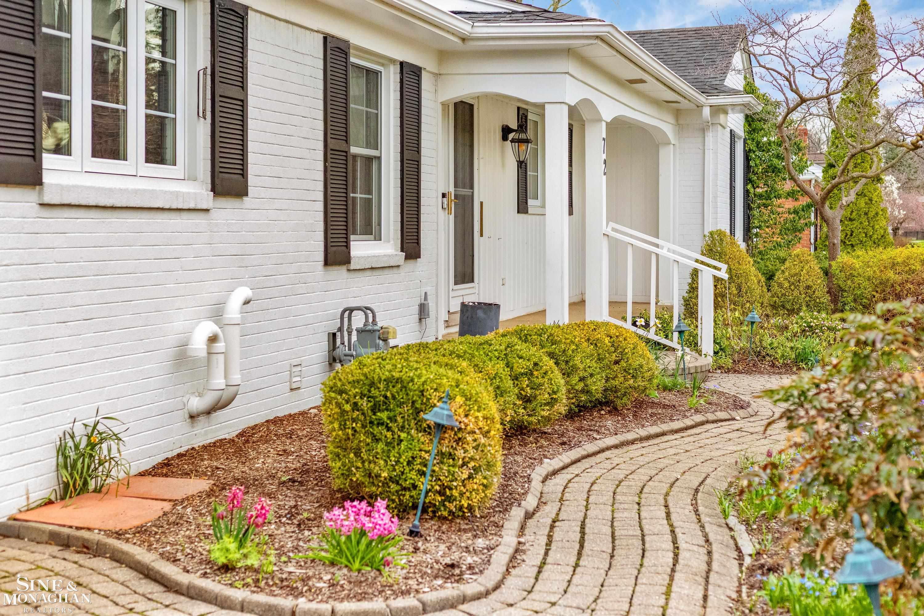 72 S Duval Road, Grosse Pointe Shores, MI, 48236