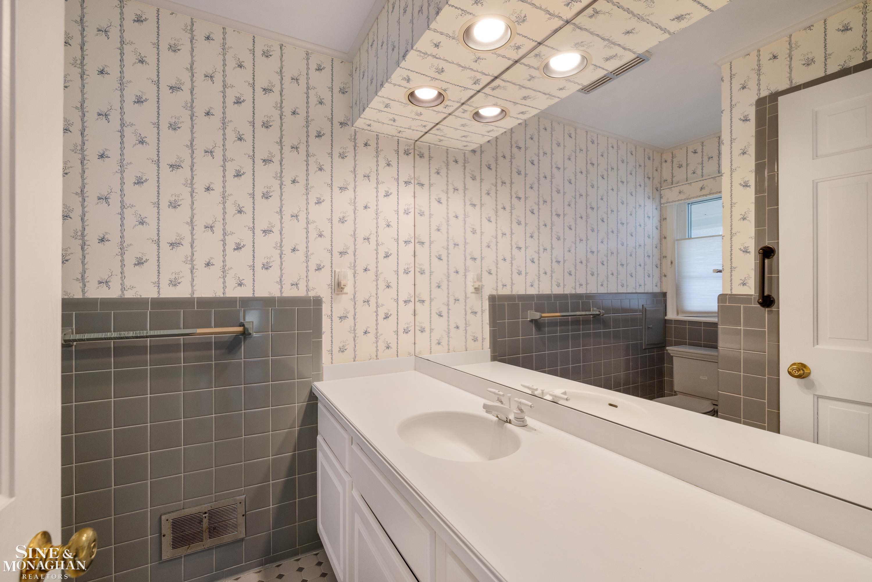 72 S Duval Road, Grosse Pointe Shores, MI, 48236