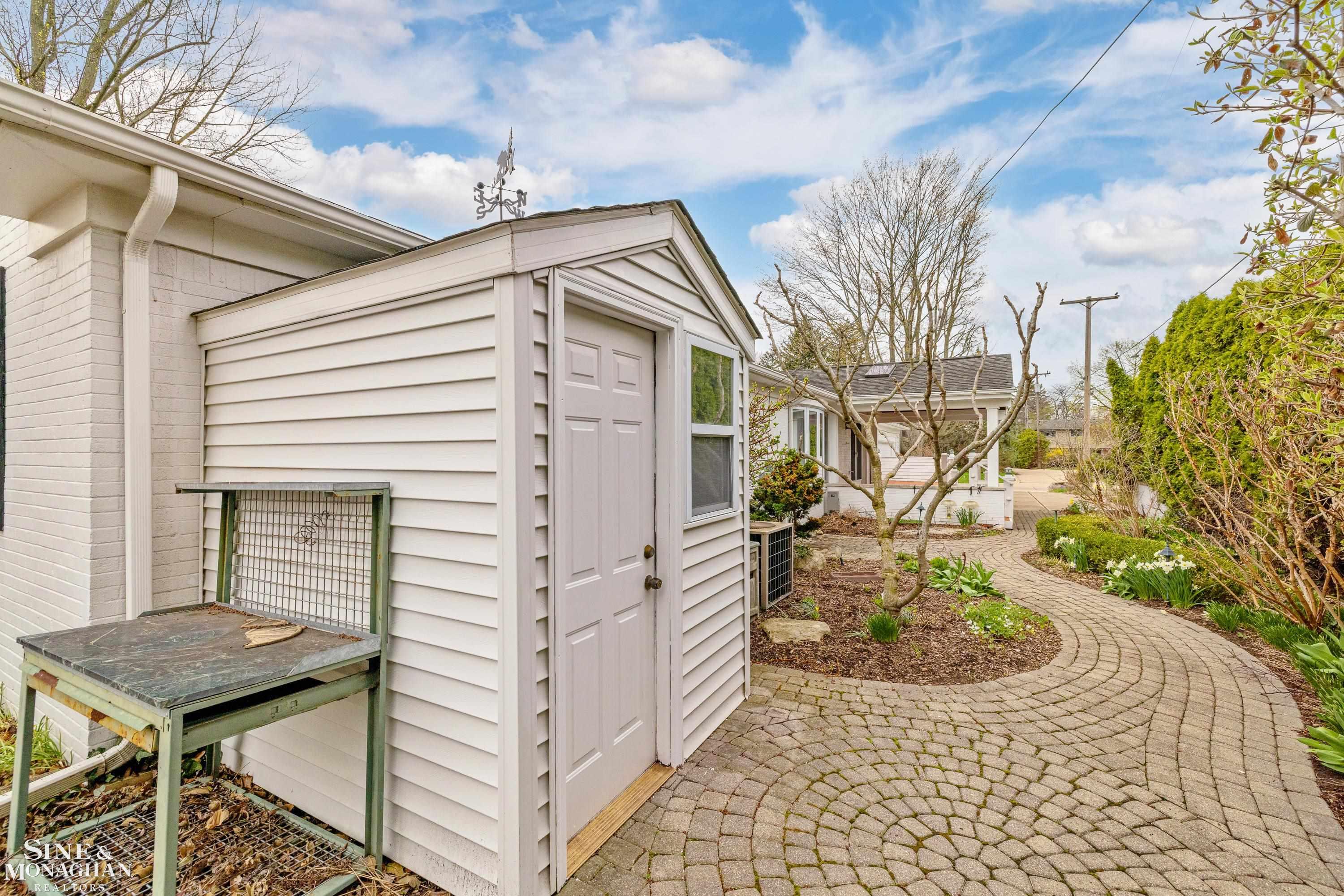 72 S Duval Road, Grosse Pointe Shores, MI, 48236