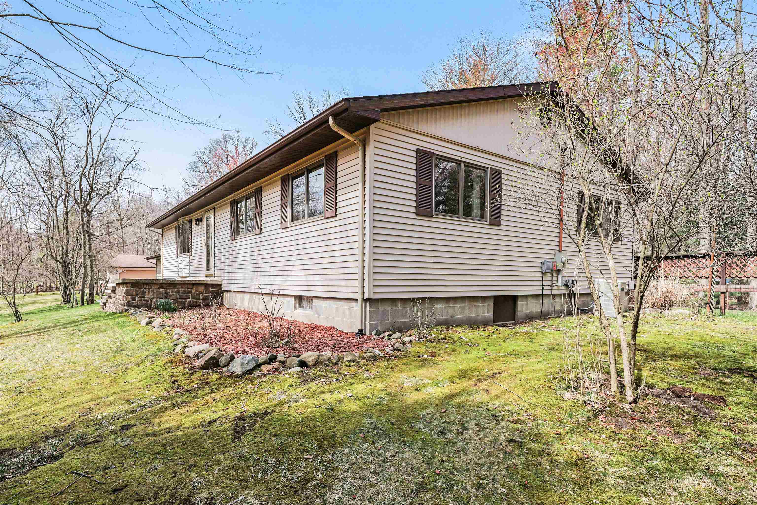 1754 W Chippewa River Road, Midland, MI, 48640-9190