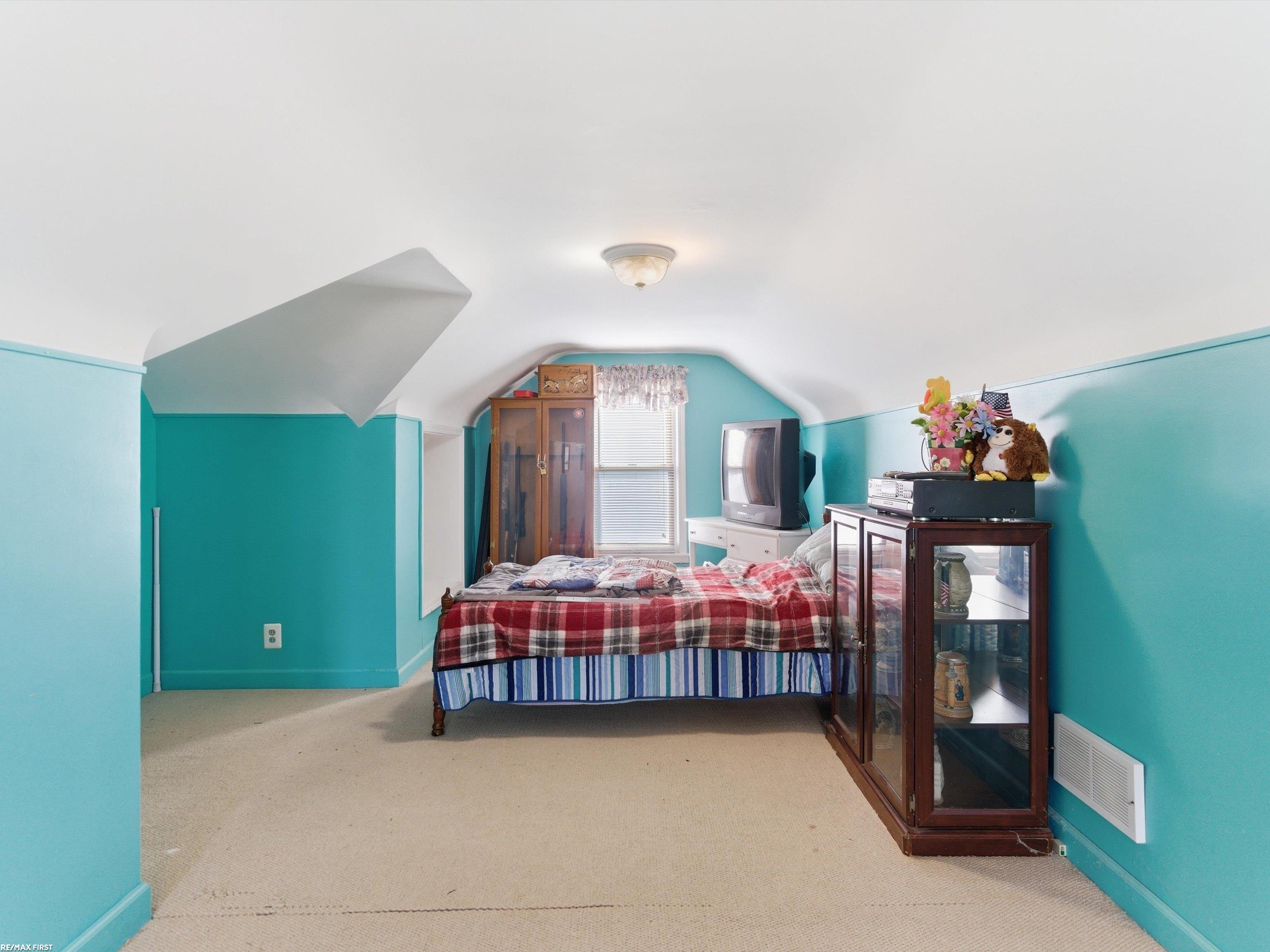 7399 Mckinley Avenue, Center Line, MI, 48015