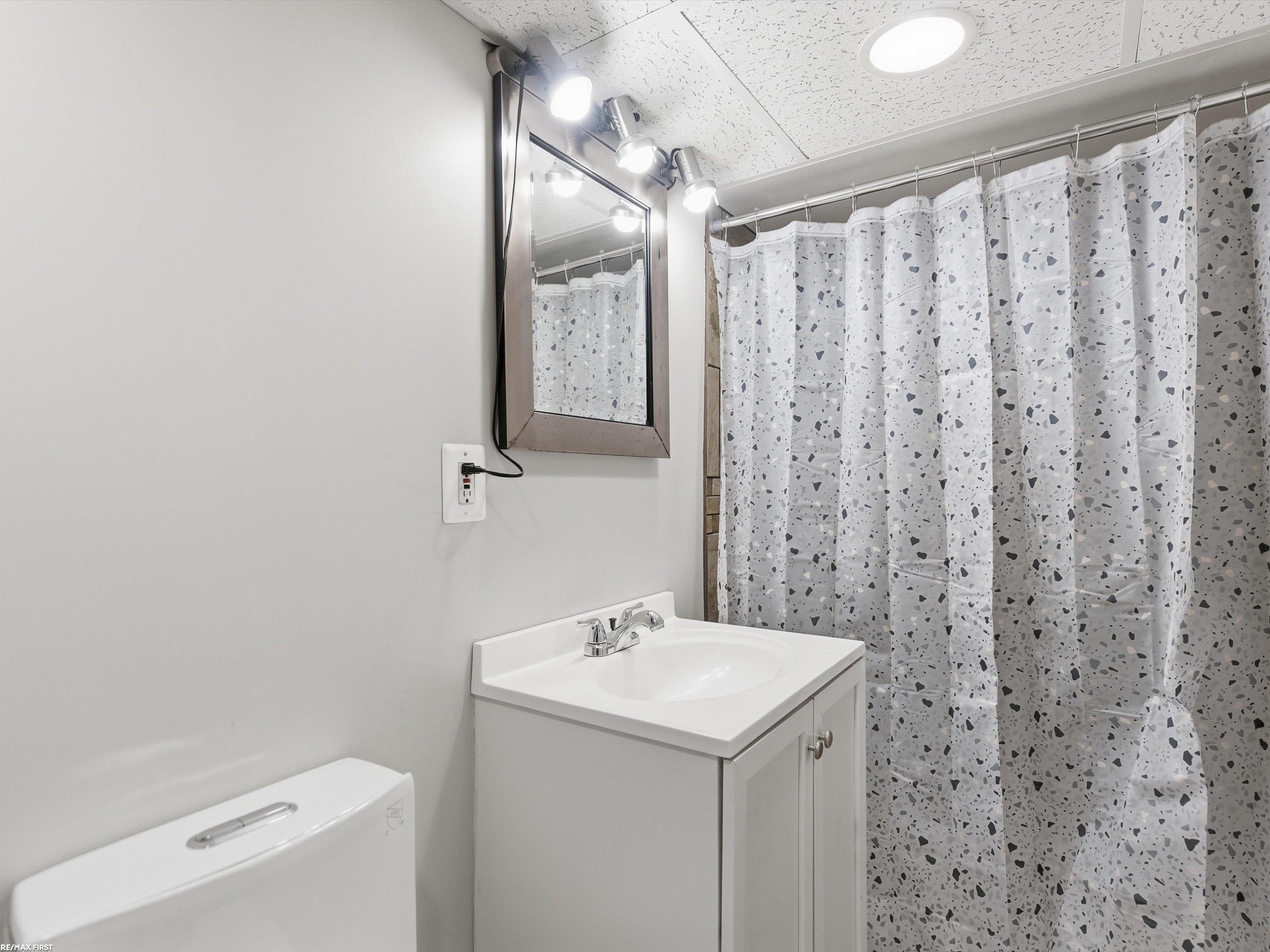 7399 Mckinley Avenue, Center Line, MI, 48015