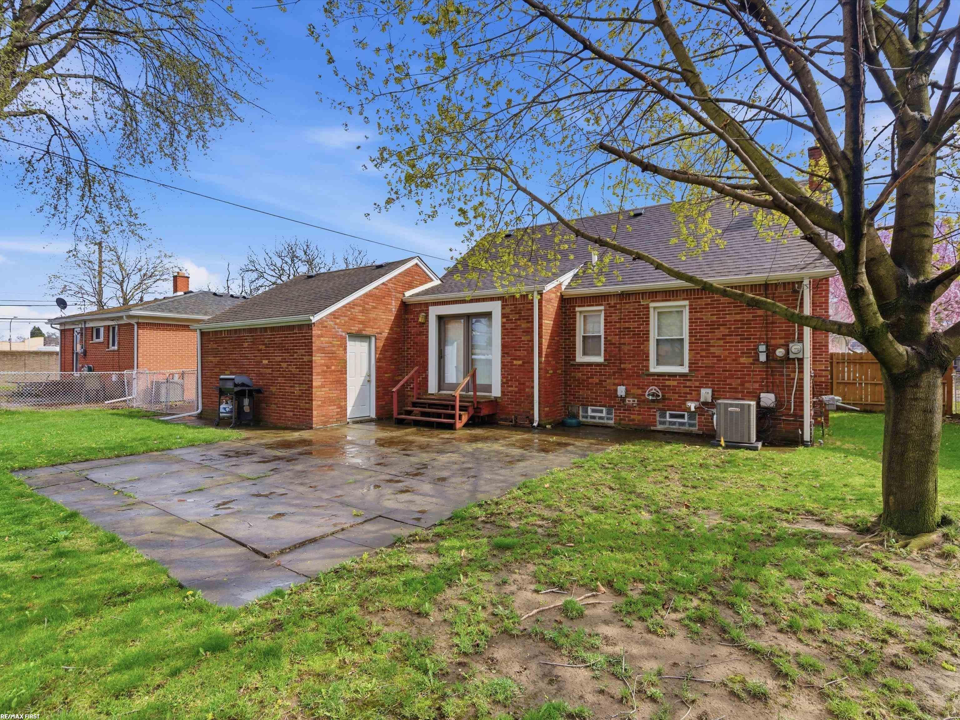 7399 Mckinley Avenue, Center Line, MI, 48015