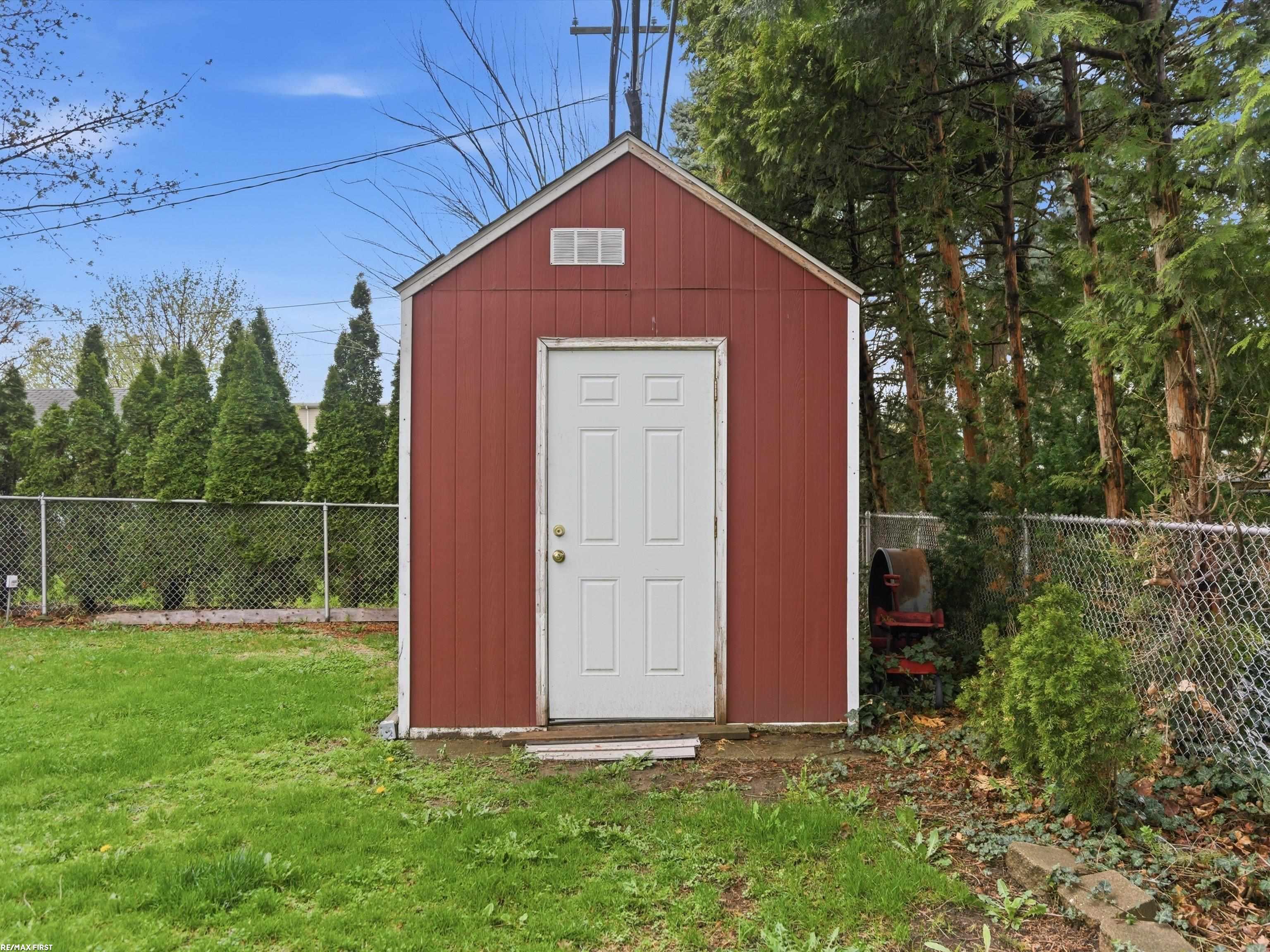 7399 Mckinley Avenue, Center Line, MI, 48015