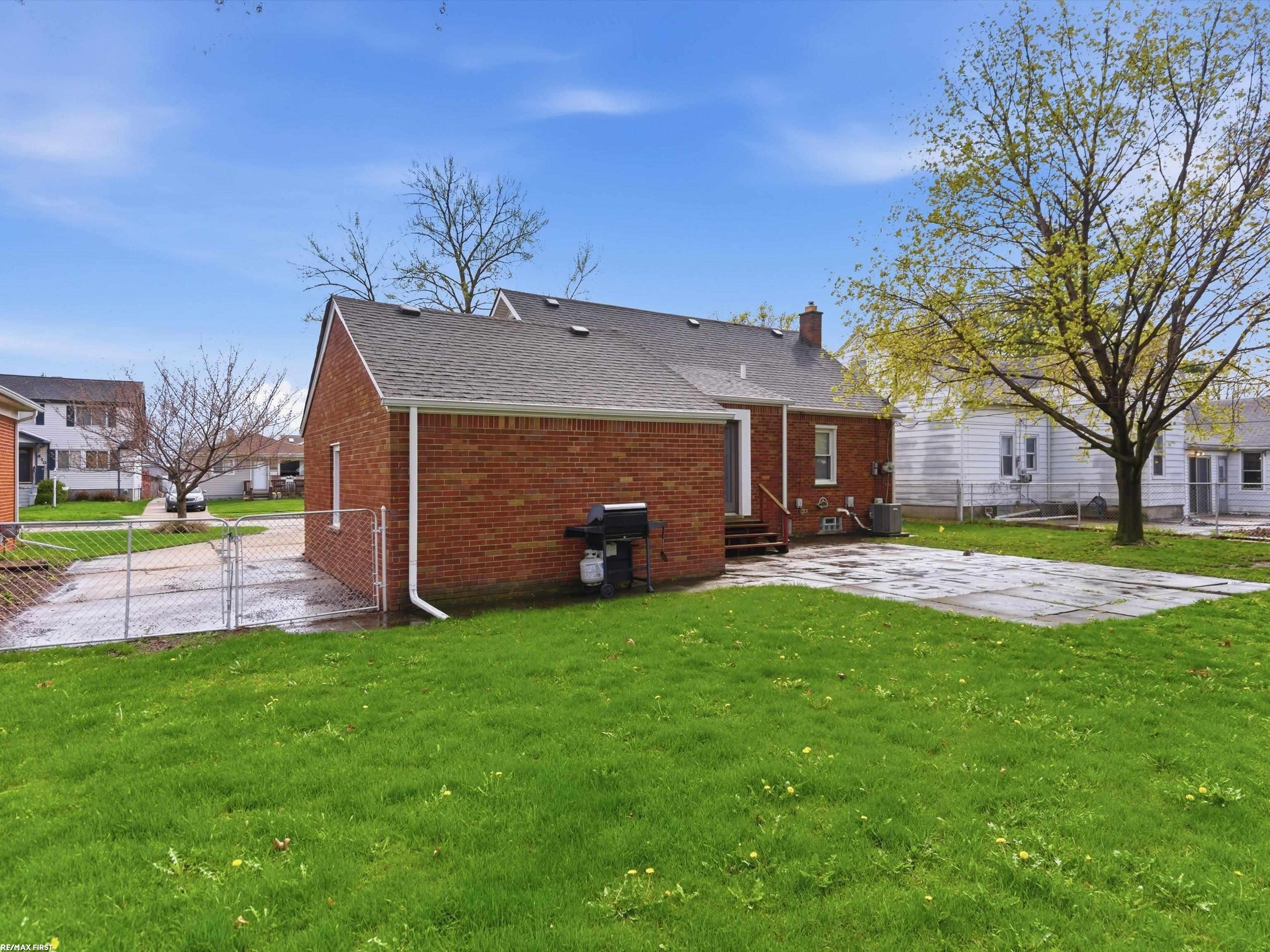 7399 Mckinley Avenue, Center Line, MI, 48015