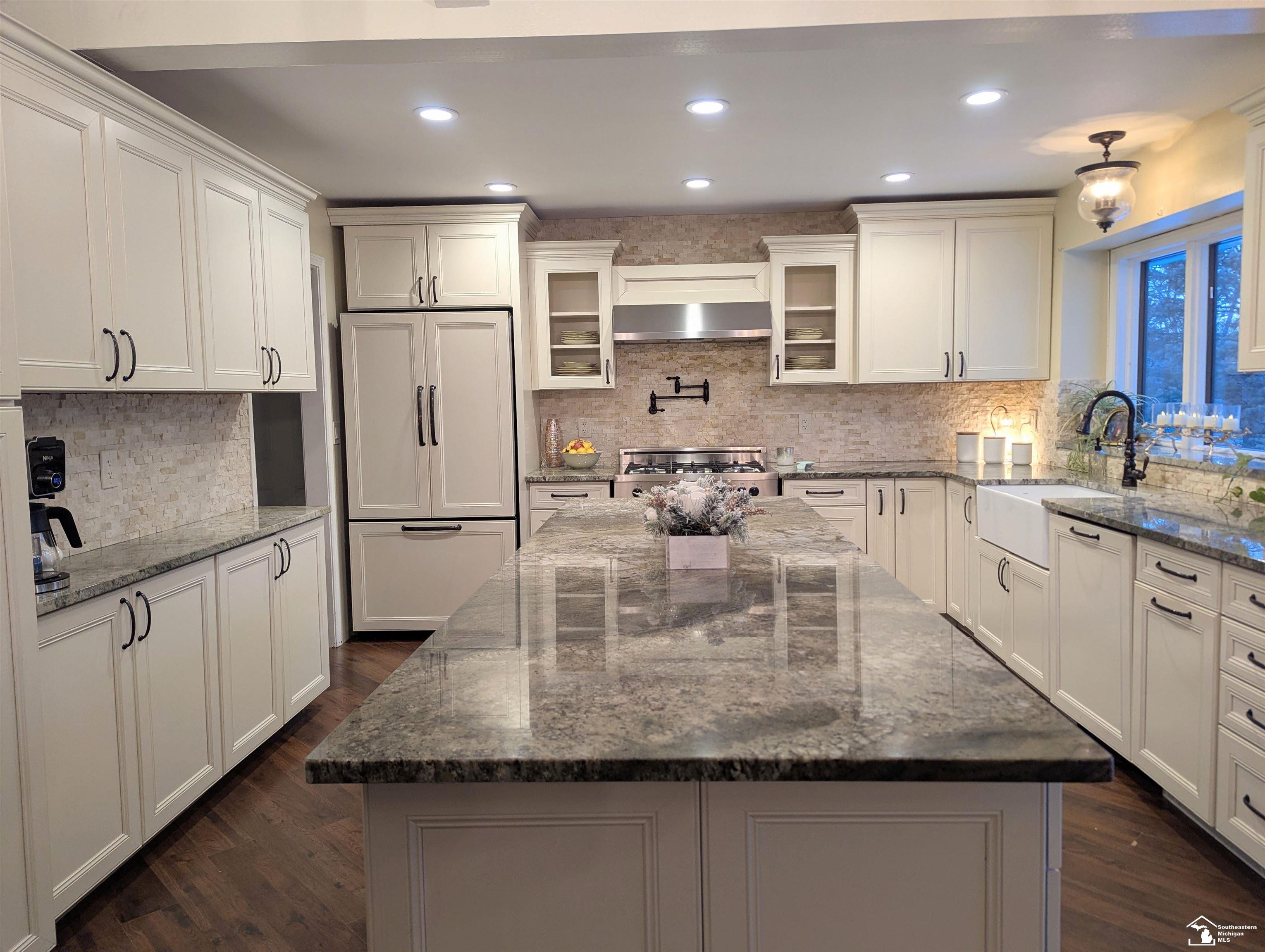 8908 Sarah Lane, Grosse Ile, MI, 48138