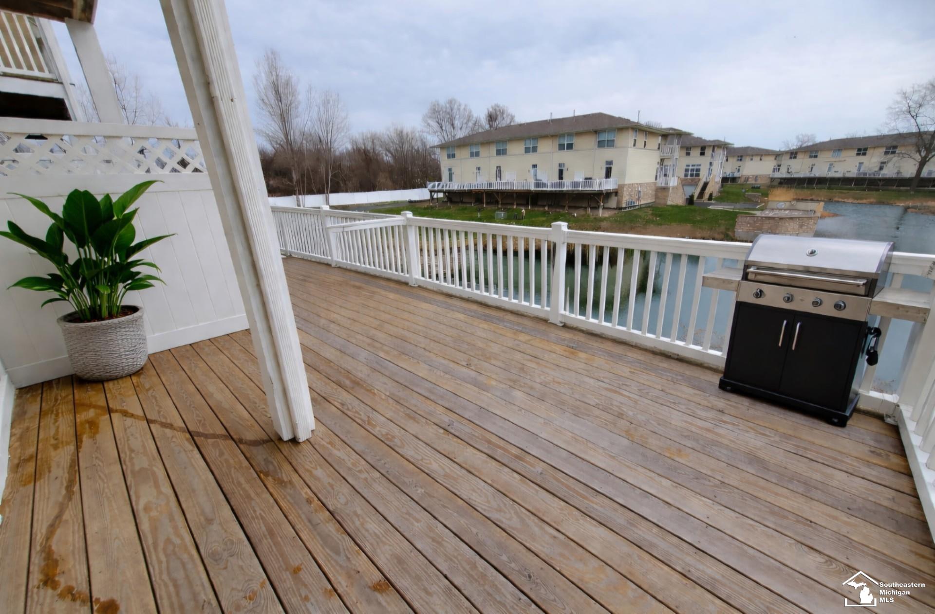 507 Mackinaw Trail, Luna Pier, MI, 48157