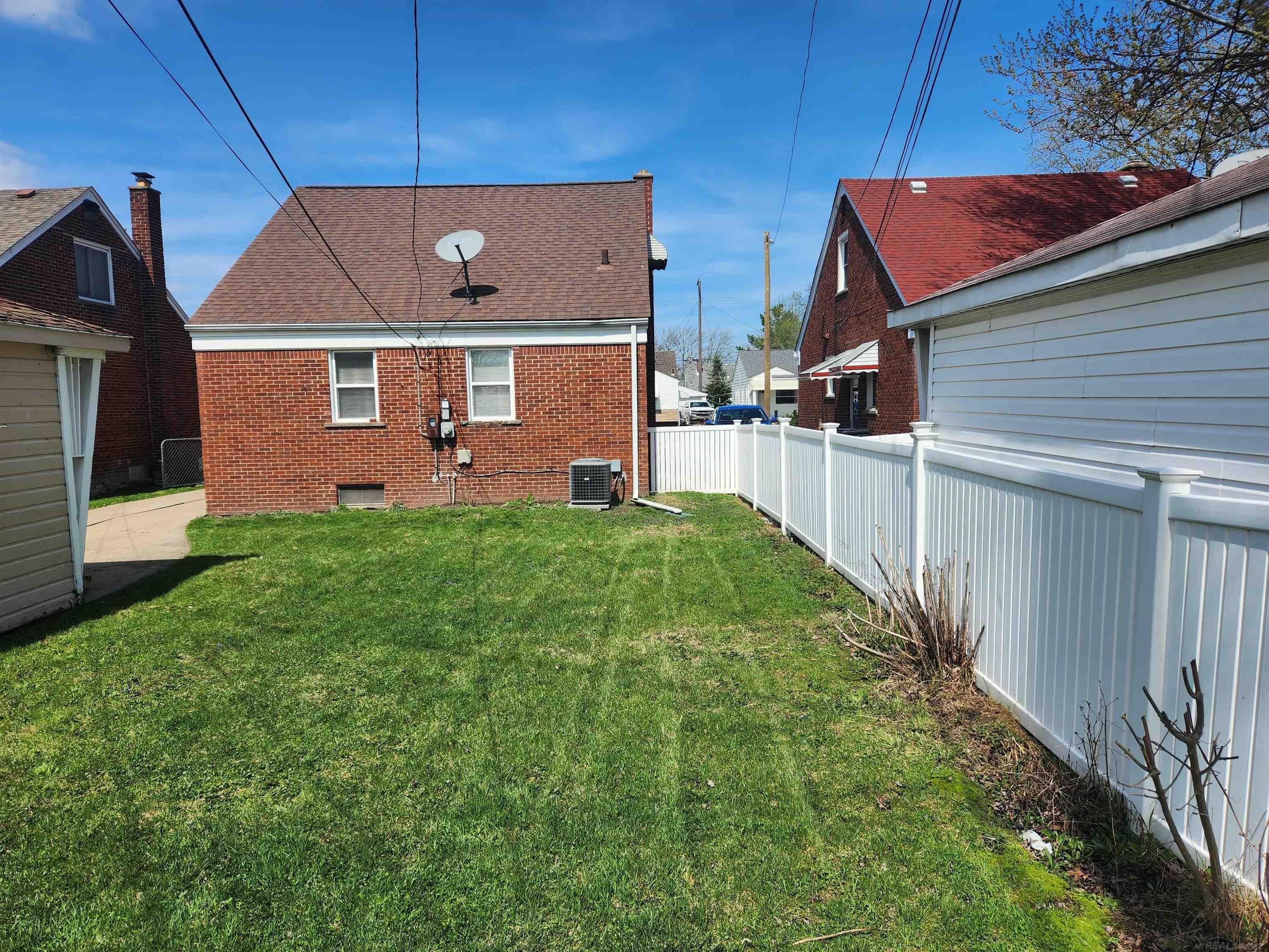 22966 California Street, Saint Clair Shores, MI, 48080