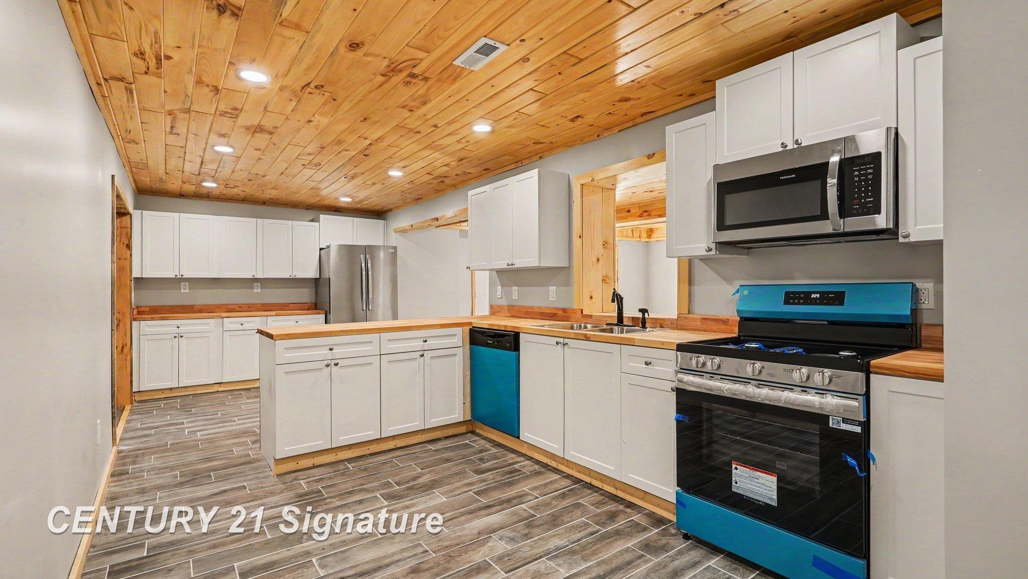 Photo 4 of Single family home for sale at 106 Avis Ct, Pinconning, MI 48650 | MLS# 61050205689 | Listing updated on 2026-09-29