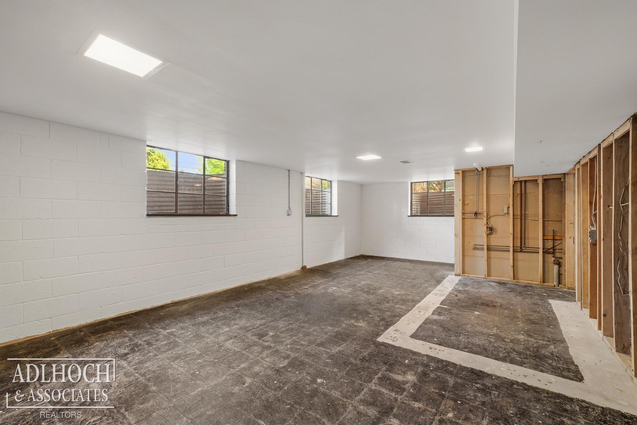1170 N Renaud