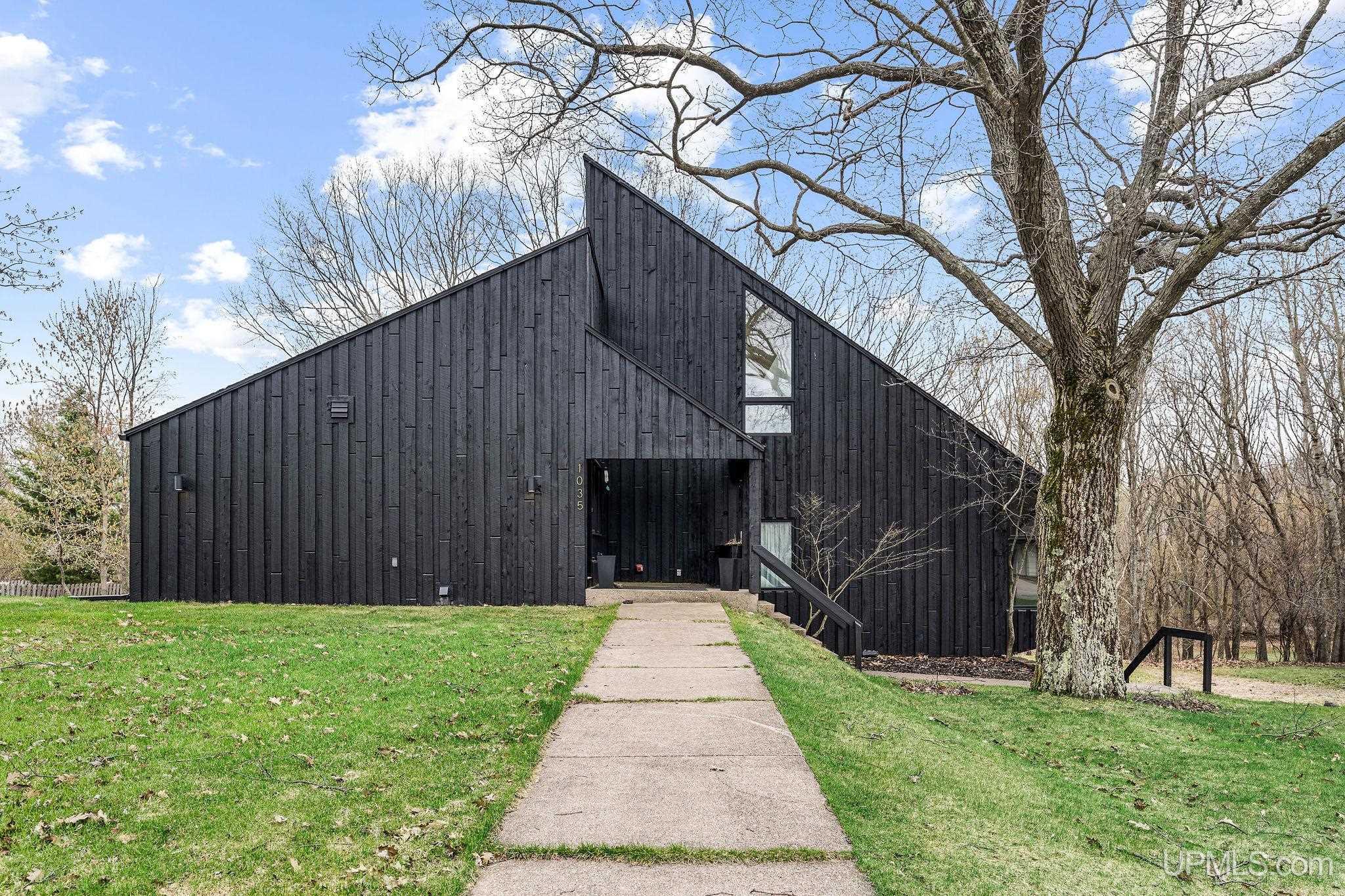 1035 E E Street, Iron Mountain, MI, 49801
